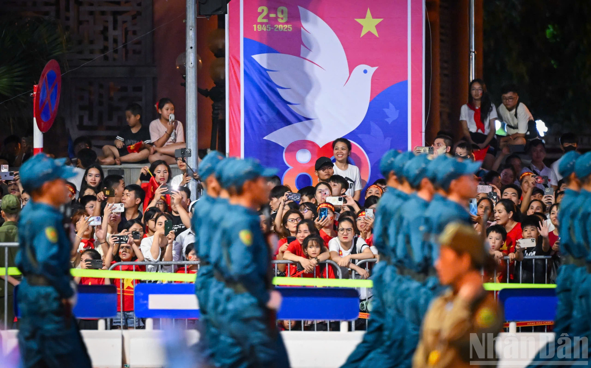 Hàng nghìn người dân đã có mặt dọc các tuyến đường mà đội diễu binh, diễu hành đi qua từ rất sớm để có được vị trí "đẹp" theo dõi chương trình tổng hợp luyện. ndo_br_z6940714432772-e38e47a24ba8dfd30394a0d8dec1929a.jpg