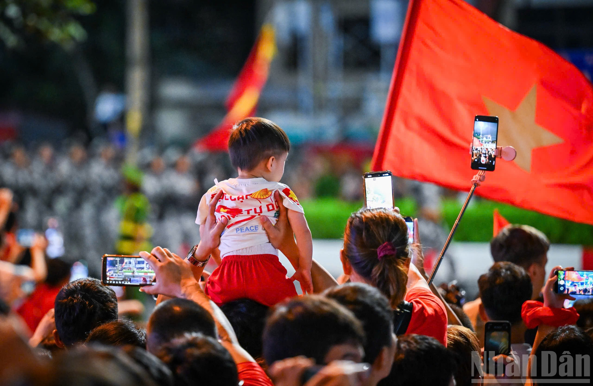 Một em bé được người thân đưa đi hòa cùng vào không khí hân hoan, háo hức của chương trình tổng hợp luyện chuẩn bị cho Đại lễ kỷ niệm 80 năm Quốc khánh. ndo_br_z6940714759167-d6357dc82fb2a2b1762d0327b14c6d30.jpg