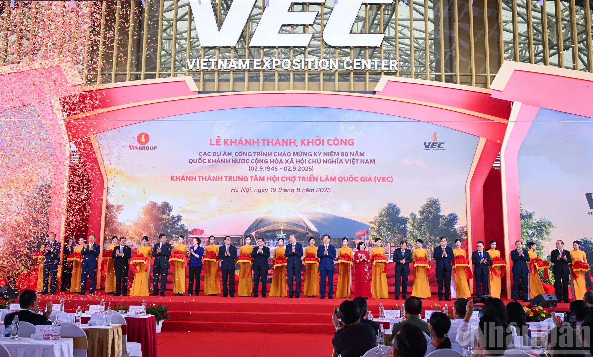 Tổng Bí thư Tô Lâm, Thủ tướng Phạm Minh Chính và các đại biểu thực hiện nghi thức cắt băng khánh thành, khởi công các công trình, dự án trọng điểm, tại điểm cầu Trung tâm Hội chợ Triển lãm quốc gia (Đông Anh, Hà Nội). ndo_br_z6922323053473-a2673b8e9a94c94bf67571457ce25f47.jpg