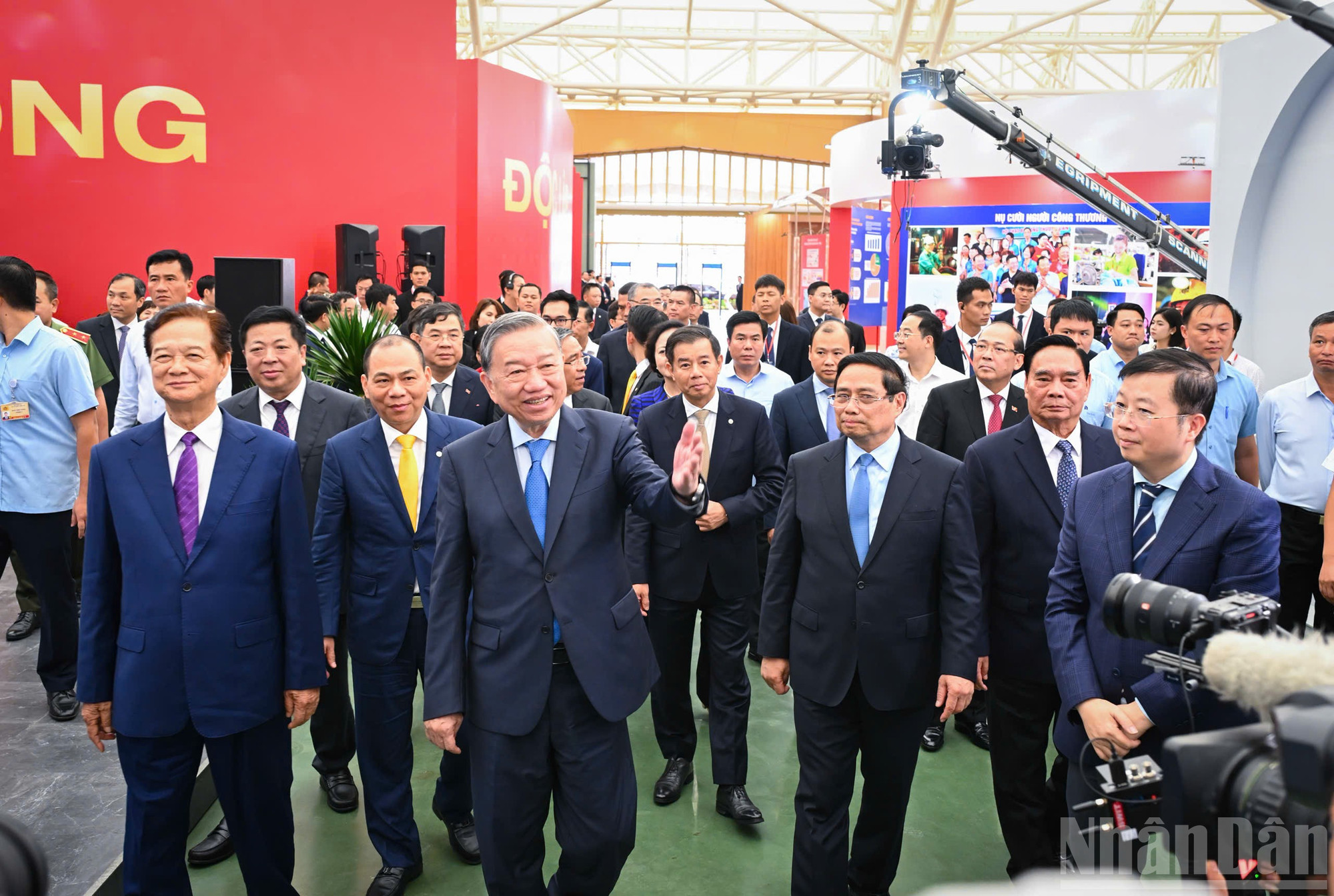 Trung tâm Hội chợ Triển lãm quốc gia có quy mô hơn 304.000m2 diện tích triển lãm trong nhà và 200.000m2 diện tích triển lãm ngoài trời, được định vị trở thành tổ hợp trung tâm triển lãm lớn nhất Đông Nam Á. Điểm nhấn của công trình là mái vòm thép đồ sộ của nhà triển lãm Kim Quy với chiều cao hơn 56m, đường kính 360m và khối lượng lên tới 24.000 tấn. Đây là mái vòm thép lớn nhất thế giới, toàn bộ thép đều do Việt Nam sản xuất, được thiết kế lấy cảm hứng từ mai rùa thần Kim Quy - biểu tượng gắn liền với truyền thuyết Cổ Loa. ndo_br_z6922345791238-81bdbee882dc285f4aab2ee623c16ca5.jpg