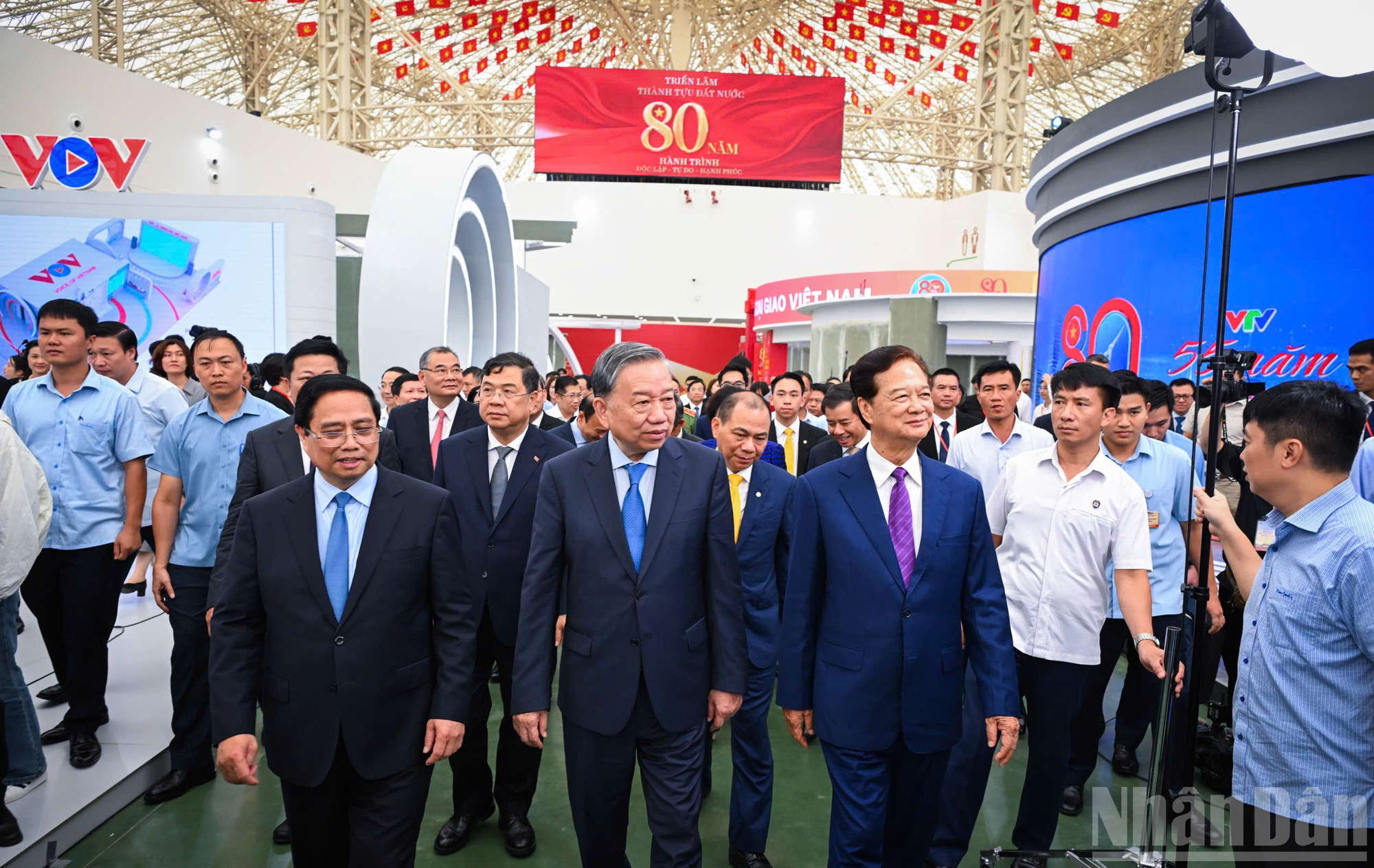 Công trình do Tập đoàn Vingroup làm chủ đầu tư, được khởi công vào ngày 30/8/2024, bàn giao mặt bằng vào ngày 27/6/2025 - chỉ sau gần 10 tháng thi công, vượt tiến độ tới 15 tháng so với kế hoạch. ndo_br_z6922306447313-691e7f11932d1e99d2e4fe64fab6a691.jpg