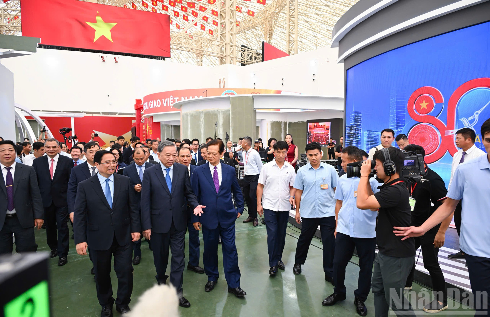 Với không gian khổng lồ, sức chứa tối đa lên đến hàng trăm nghìn người ngoài trời và hàng nghìn người trong nhà, Trung tâm Hội chợ Triển lãm quốc gia không chỉ bảo đảm công suất cho các đại triển lãm mà còn sẵn sàng cho các sự kiện quy mô lớn như đại nhạc hội, lễ hội quốc gia, trình diễn công nghệ tầm cỡ…, đáp ứng tiêu chuẩn khắt khe nhất từ các nhà tổ chức quốc tế. ndo_br_z6922260827322-74f838a10dc2f8a74504976bc4f4696c.jpg