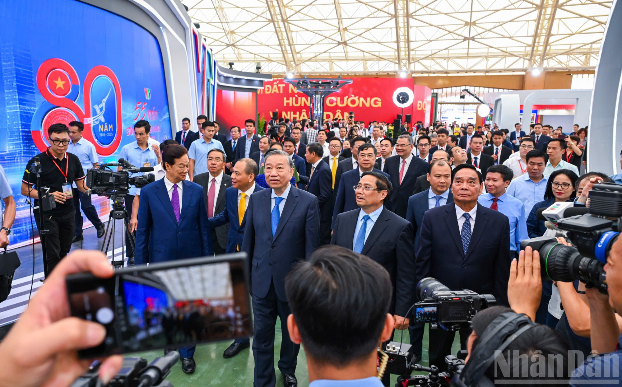 Qua đó, khơi dậy niềm tự hào về truyền thống lịch sử hào hùng của đất nước 80 năm qua để tạo động lực, truyền cảm hứng cho dân tộc ta bước vào kỷ nguyên mới, kỷ nguyên phát triển giàu mạnh, văn minh và thịnh vượng. ndo_br_z6922260837785-62d2713ffe1202396791e3cfbaa0e22f.jpg