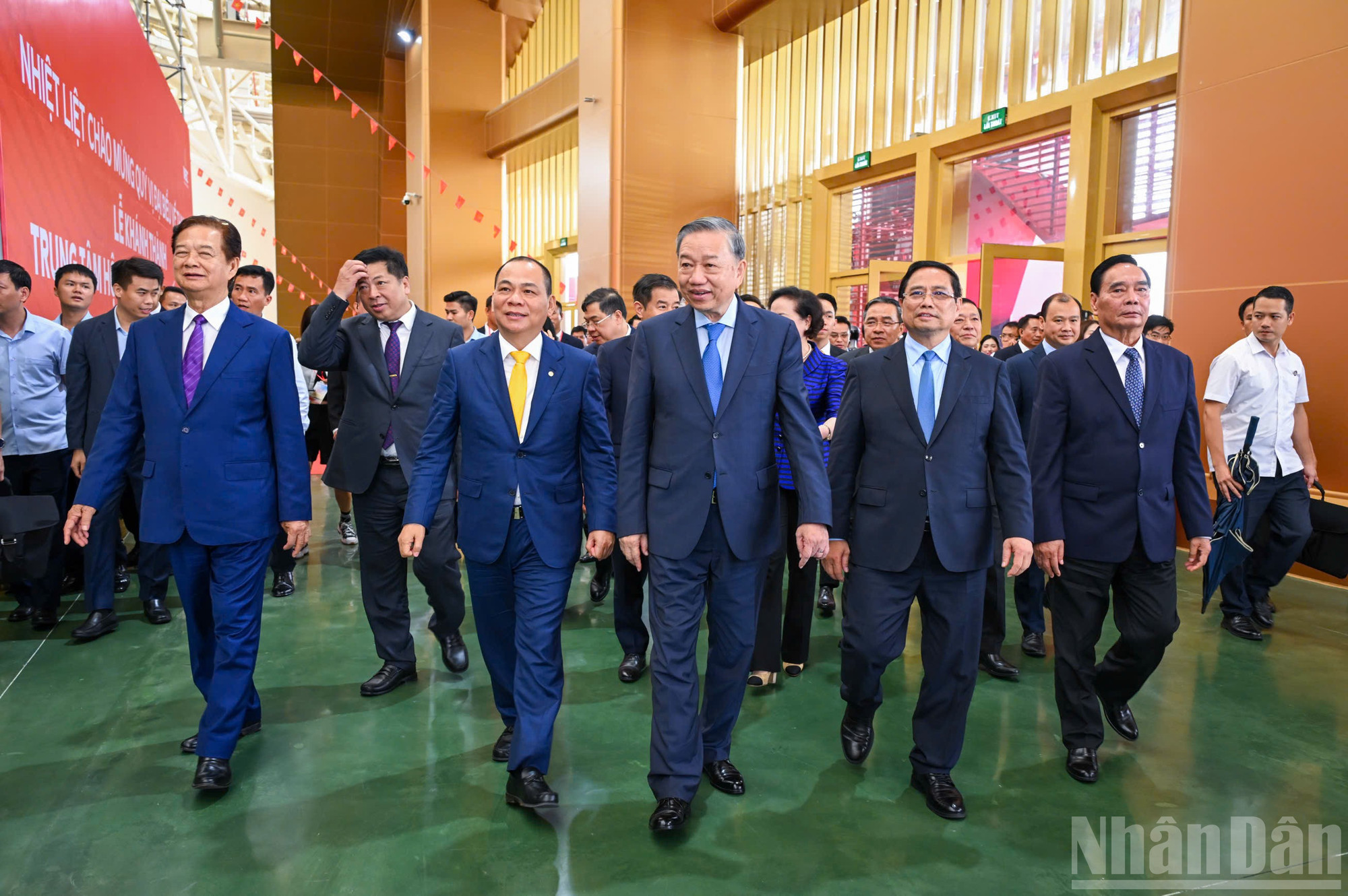 Sau khi thực hiện nghi thức cắt băng khánh thành, khởi công các công trình, dự án trọng điểm, Tổng Bí thư Tô Lâm, Thủ tướng Phạm Minh Chính cùng các đại biểu đã đi tham quan Trung tâm Hội chợ Triển lãm quốc gia. ndo_br_z6922260814037-b41b8495d2623f7bef1ba34d2d559fdb.jpg