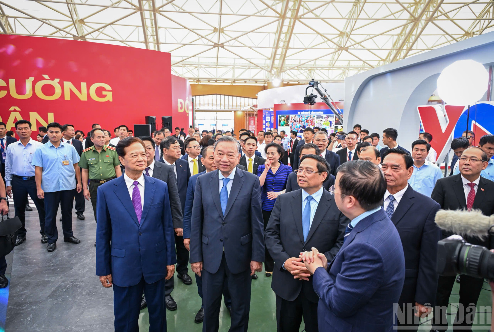 Đây cũng là dịp giới thiệu với bạn bè quốc tế về thành tựu 80 năm của đất nước ta, góp phần quảng bá hình ảnh Việt Nam đổi mới, năng động, hội nhập quốc tế sâu rộng với bạn bè trong khu vực và thế giới. ndo_br_z6922260848018-0888b724408d6650025719709ace9a3e.jpg