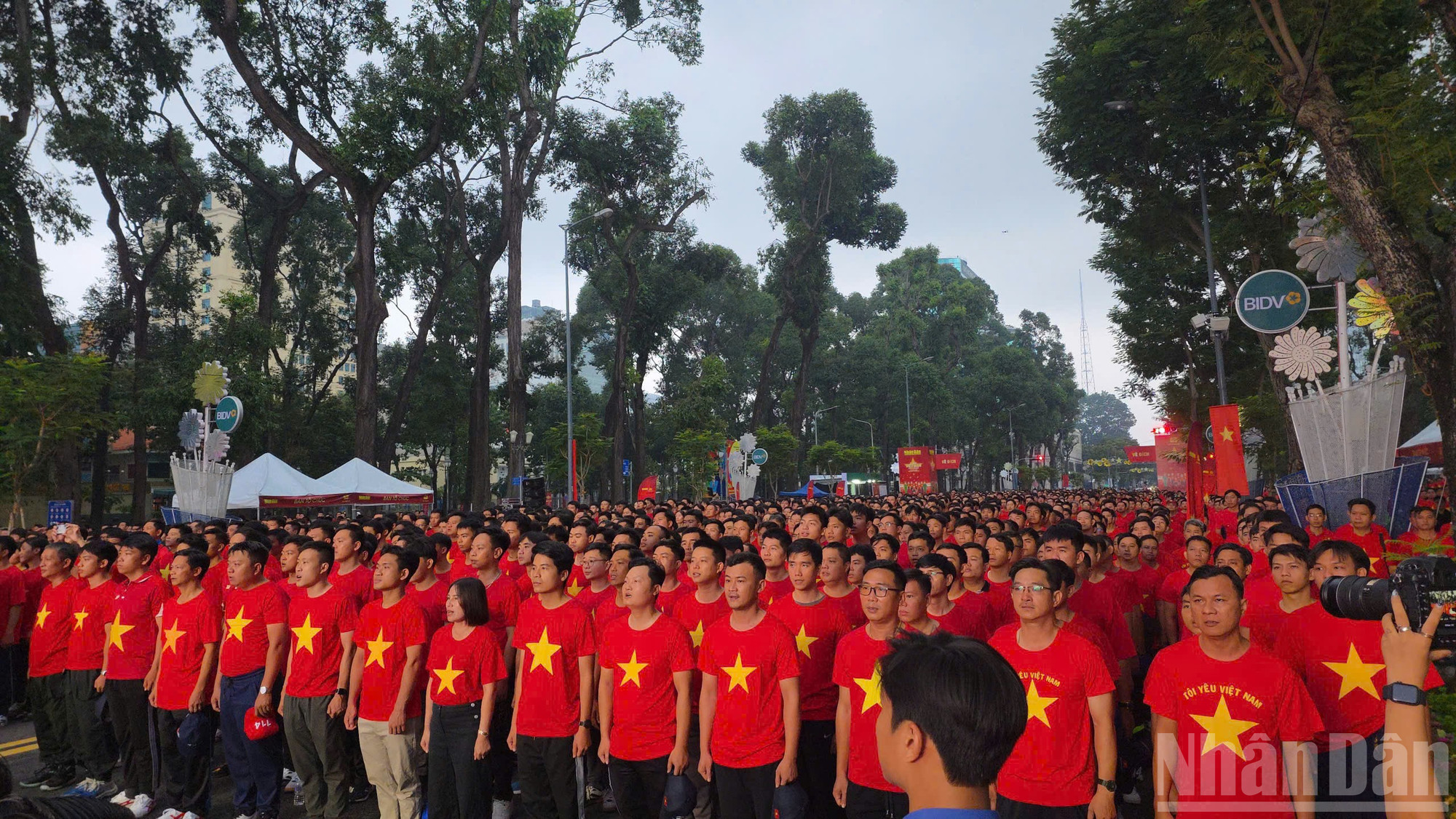 Trong không khí trang nghiêm, xúc động và tự hào, hàng nghìn người có mặt tại khu vực Vườn hoa Lý Thái Tổ (Thủ đô Hà Nội) thực hiện nghi lễ Chào cờ và hát Quốc ca, đồng thời với thời điểm diễn ra Lễ thượng cờ Tổ quốc tại Quảng trường Ba Đình lịch sử. ndo_br_z6911822766159-fd6ac221f89d94e7509760c7a358a1ca.jpg