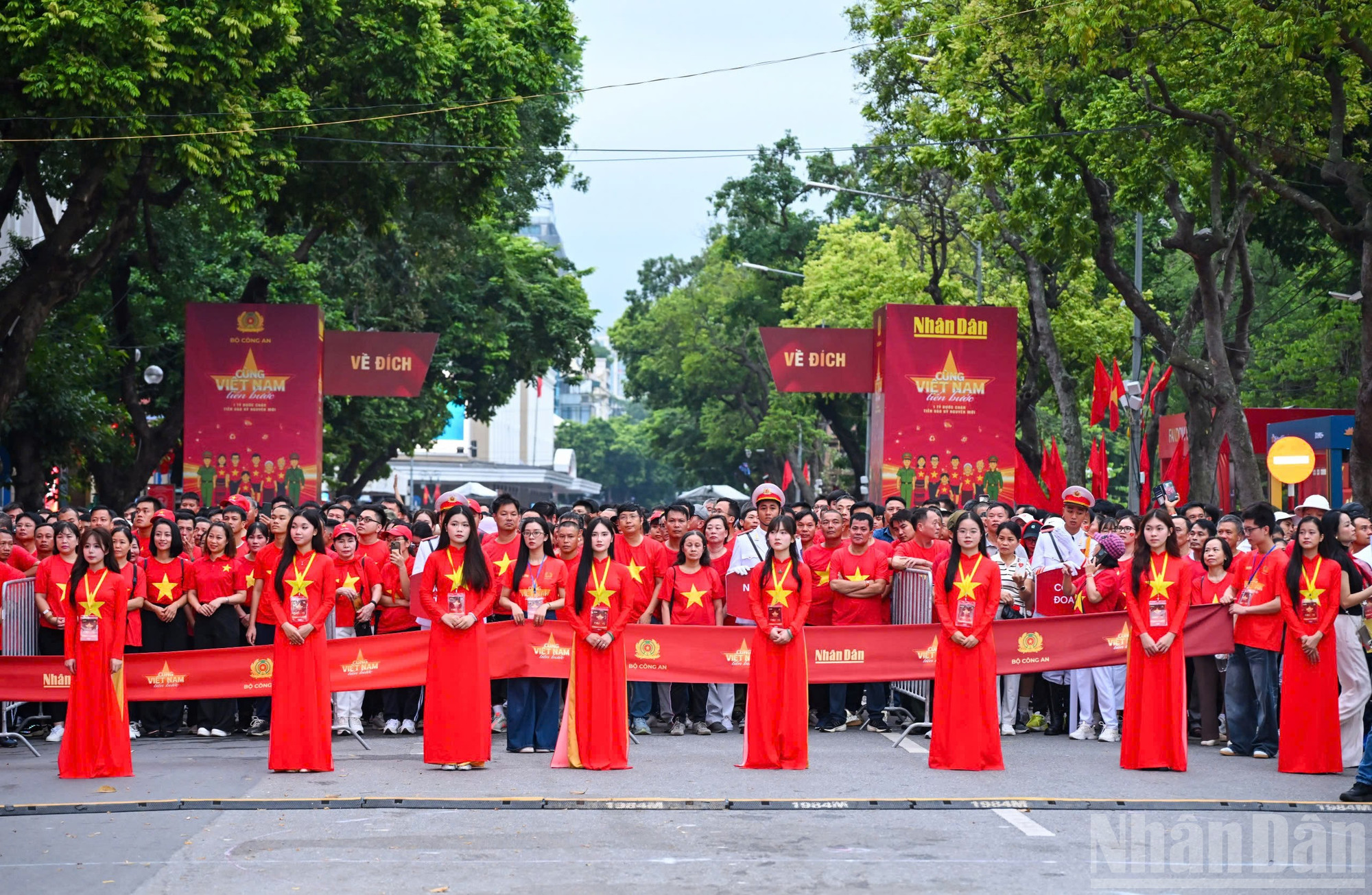 Chương trình do Báo Nhân Dân và Bộ Công an phối hợp tổ chức nhân kỷ niệm 80 năm Cách mạng Tháng Tám (19/8/1945-19/8/2025), Quốc khánh 2/9 (2/9/1945-2/9/2025) và Ngày Truyền thống Công an nhân dân (19/8/1945-19/8/2025). ndo_br_z6911839511407-83b99fb10d7cc8b32ed1d7fce605cb88.jpg