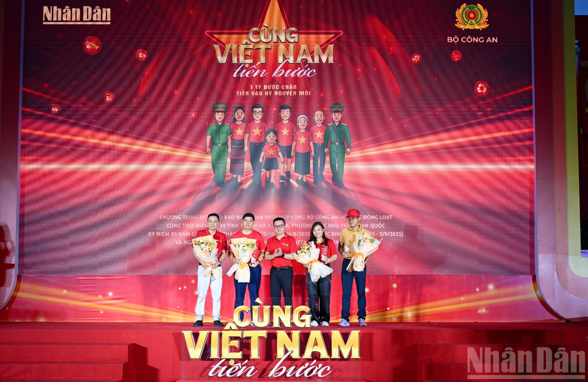 Đồng chí Lê Quốc Minh, Ủy viên Trung ương Đảng, Tổng Biên tập Báo Nhân Dân, Phó Trưởng Ban Tuyên giáo và Dân vận Trung ương, Chủ tịch Hội Nhà báo Việt Nam, đồng Trưởng Ban Chỉ đạo hoạt động đi bộ "Cùng Việt Nam tiến bước" tặng hoa tri ân các nhà tài trợ đồng hành cùng chương trình. ndo_br_z6911839586965-af55729dd12d4b3c34ff0f9cb1cda726.jpg
