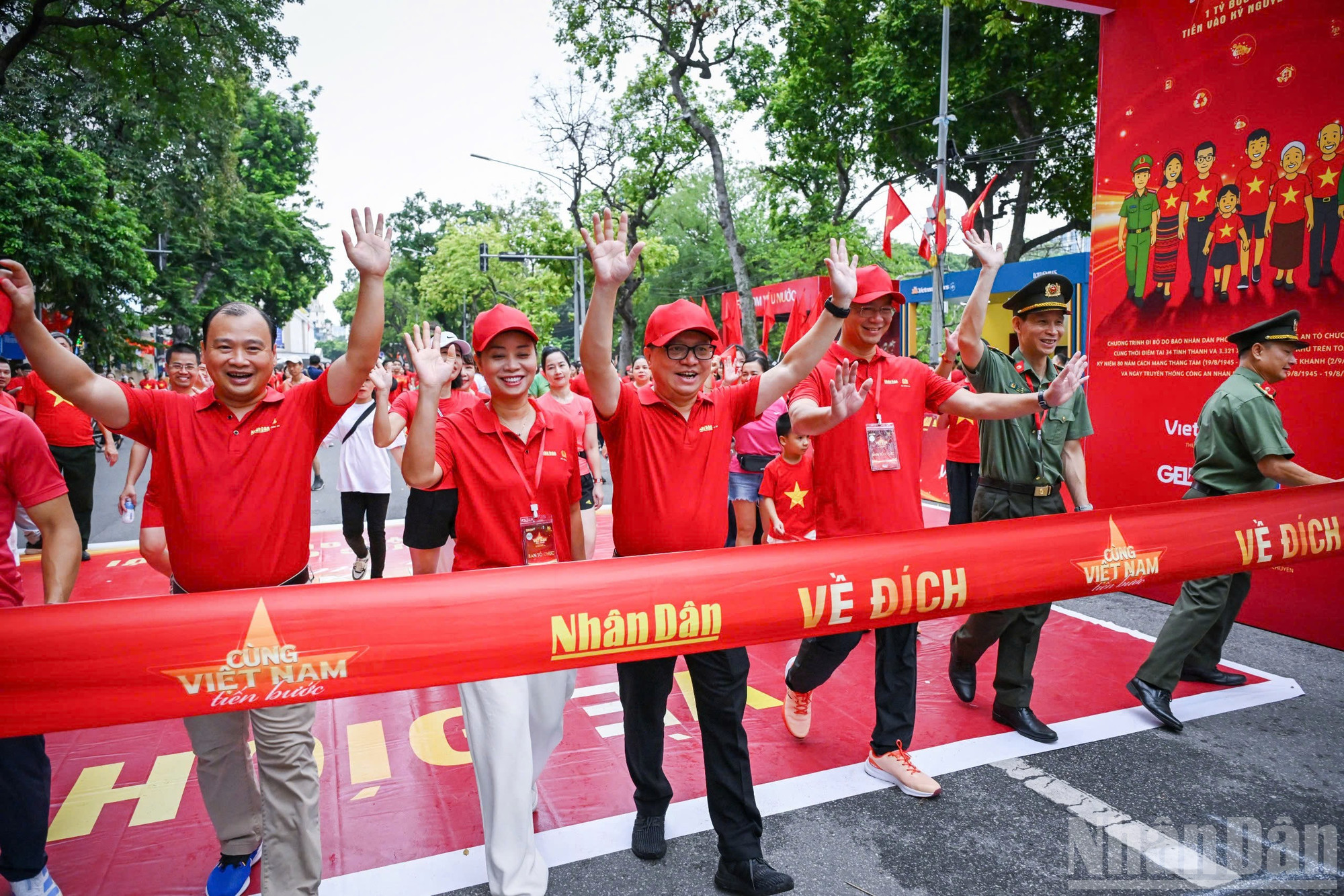 Các 'vận động viên' cán đích sau khi hoàn tất đi bộ một vòng quanh hồ Hoàn Kiếm. ndo_br_z6911839027175-bbe474ccb62f15ca11222f90fa299281.jpg