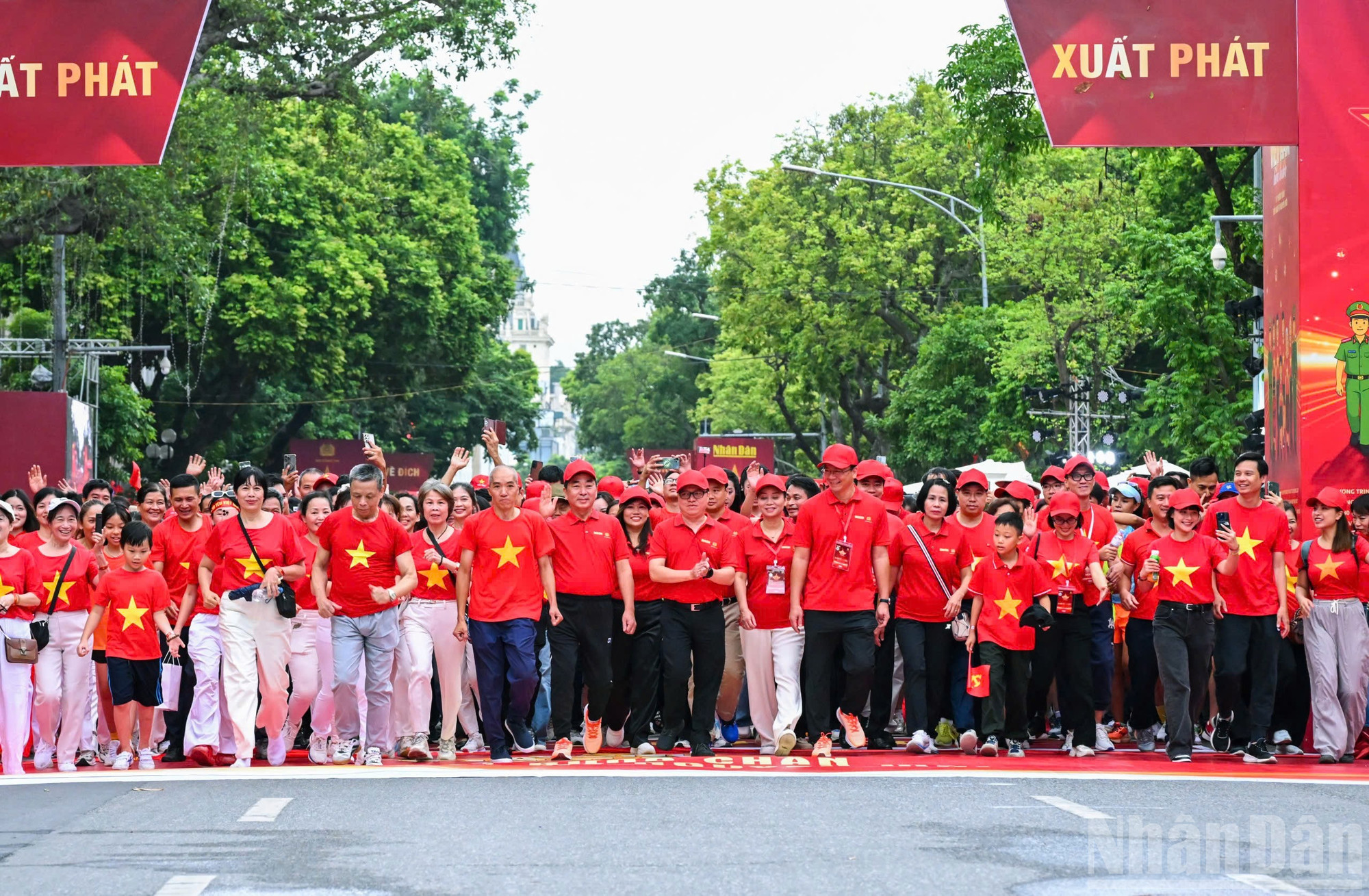 Các đại biểu cùng người dân tham gia đi bộ hưởng ứng chương trình tại khu vực Vườn hoa Lý Thái Tổ - Phố đi bộ Hoàn Kiếm. ndo_br_z6911839258587-71fa5073d94d78ad50c940ffa5eba730.jpg