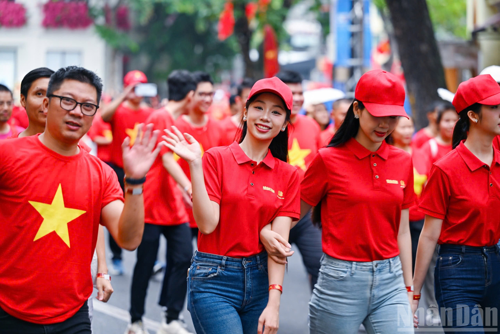 Các bạn trẻ hào hứng tham gia hưởng ứng chương trình "Cùng Việt Nam tiến bước" với mong muốn lan tỏa thông điệp về nâng cao sức khỏe cộng đồng. ndo_br_z6911887924654-cb4252a51aedb972782d0417292bda0c.jpg