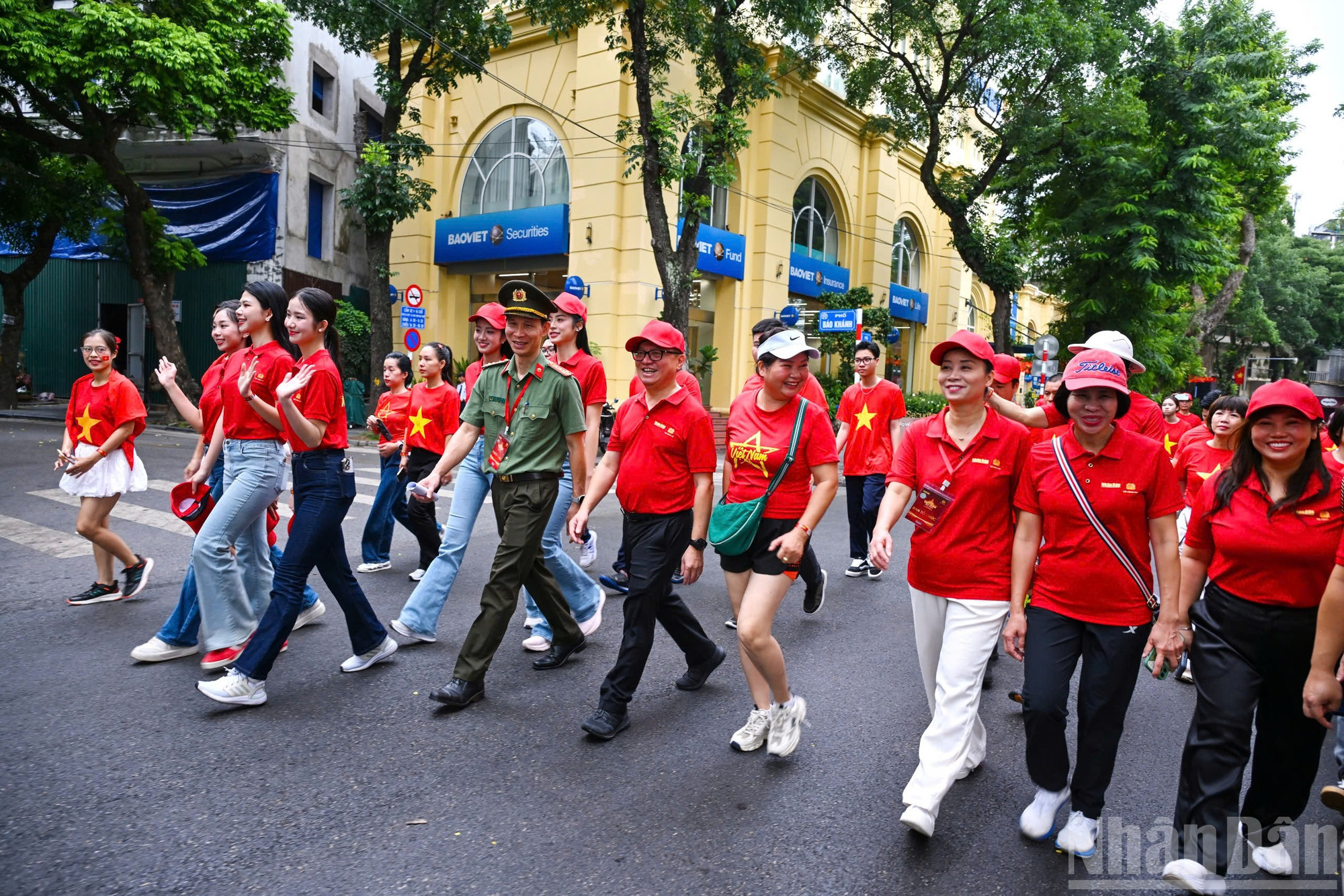 Không chỉ thể hiện lòng yêu nước, lan tỏa lối sống lành mạnh, mỗi bước chân tích lũy được trong chương trình đi bộ "Cùng Việt Nam tiến bước" sẽ trở thành một “bước xanh”, góp phần giảm thải khí carbon, nâng cao nhận thức về bảo vệ môi trường và hướng tới mục tiêu quốc gia phát thải ròng bằng 0 (Net-zero) mà Việt Nam đã cam kết tại Hội nghị COP26. ndo_br_z6911839128206-8a6657d0bac2fea83fc5f865f8df171c.jpg