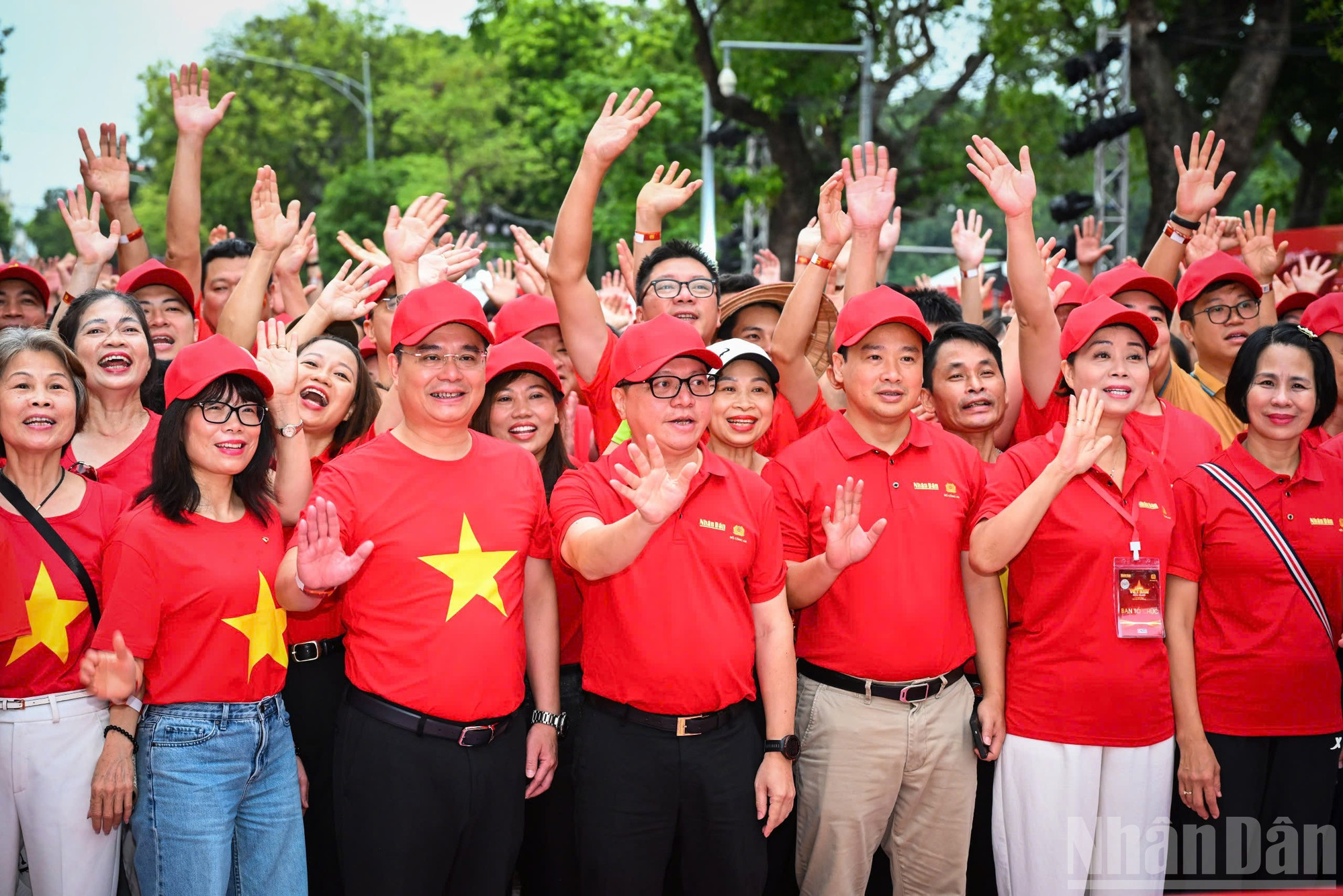 Đây là lần đầu tiên, một hoạt động đi bộ diễn ra đồng loạt tại 34 tỉnh, thành phố trên cả nước. ndo_br_z6911839330041-ba2a05599549879528e75a3259d8f556.jpg