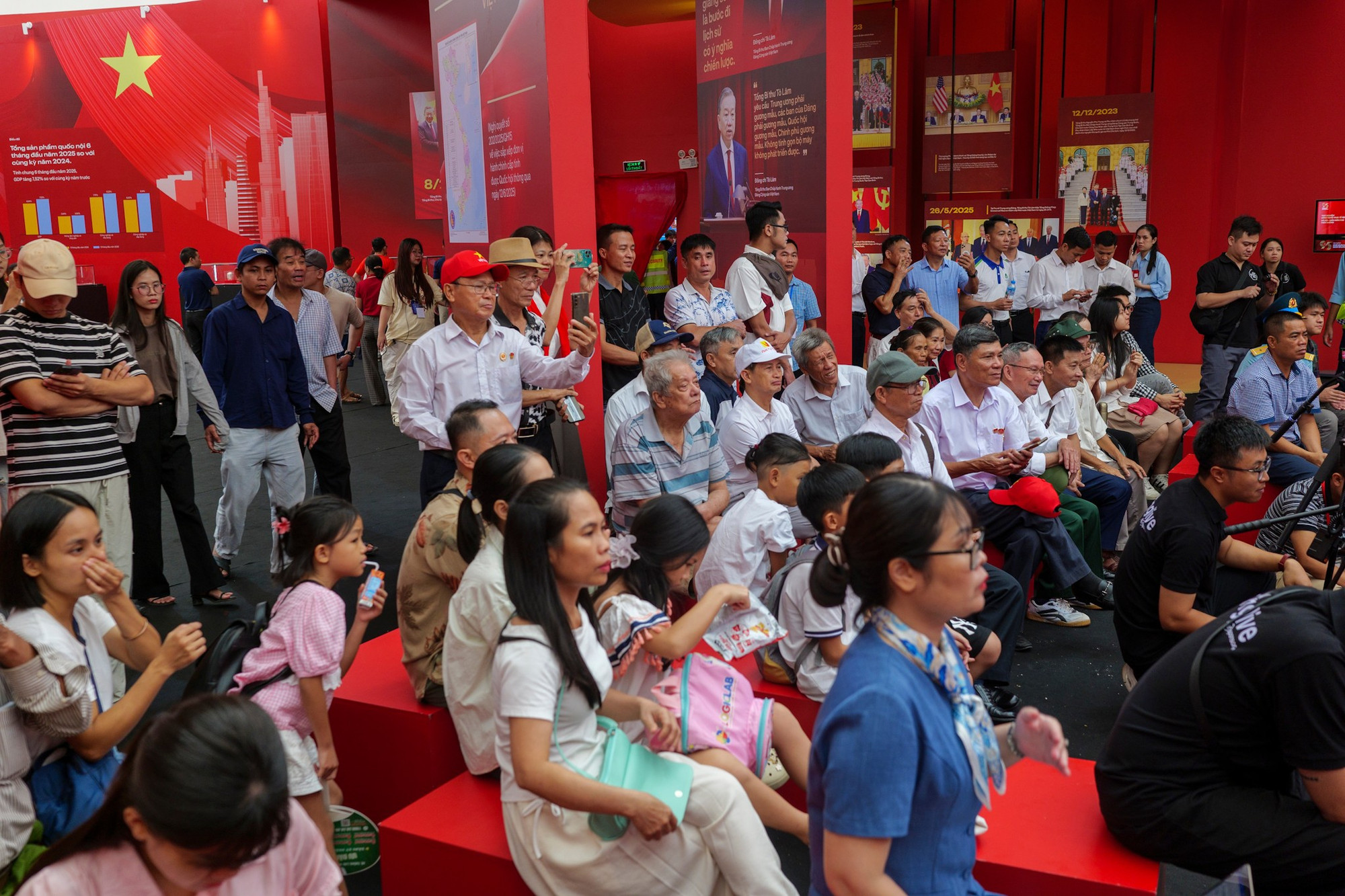 Tọa đàm thu hút sự quan tâm của đông đảo người dân. bul6541.jpg