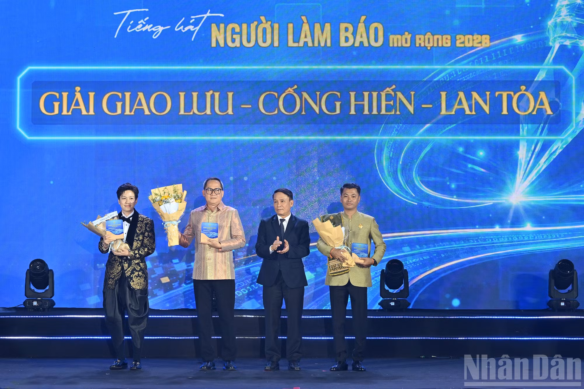 ndo_br_tang-thai-lao-cam.jpg
