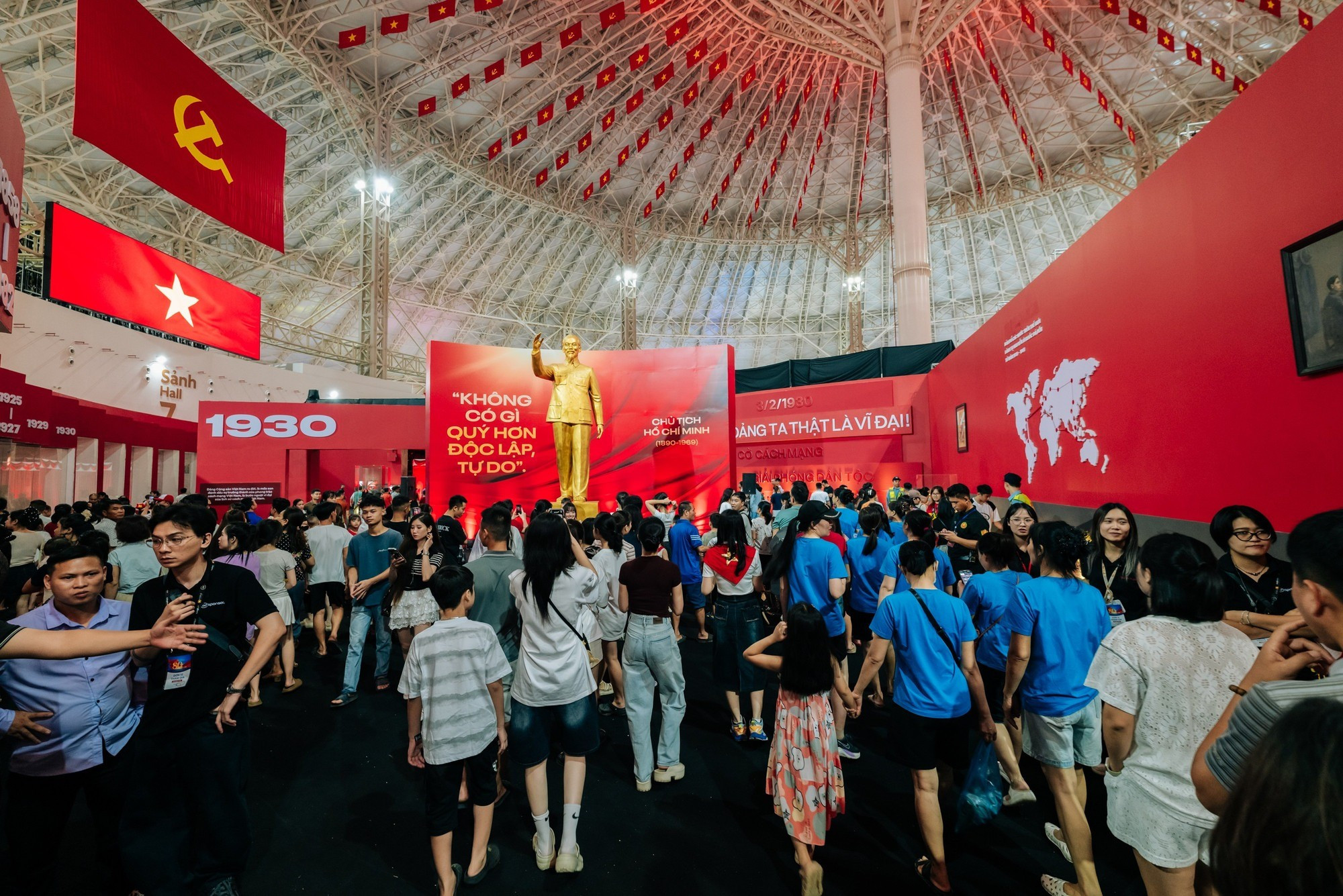Không gian trưng bày "95 năm Cờ Đảng soi đường" trong khuôn khổ Triển lãm thành tựu đất nước thu hút đông đảo người dân đến tham quan và trải nghiệm. b2460801.jpg