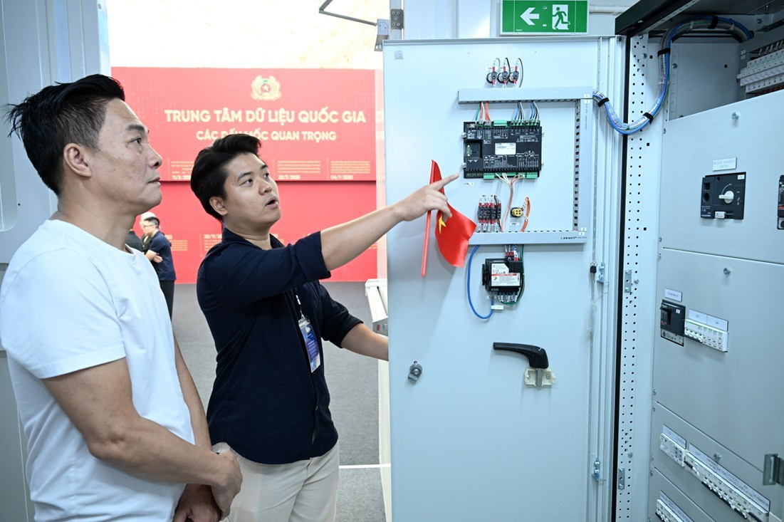 Khách tham quan hào hứng trải nghiệm Trung tâm dữ liệu nằm gọn trong container của Schneider Electric. schneider-4.jpg