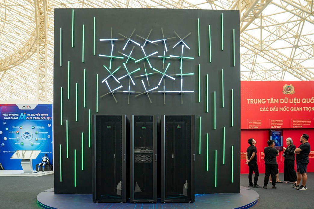 Cụm tủ rack của Schneider Electric trong khu vực trưng bày của Trung tâm Dữ liệu quốc gia, Bộ Công an. schneider-3.jpg
