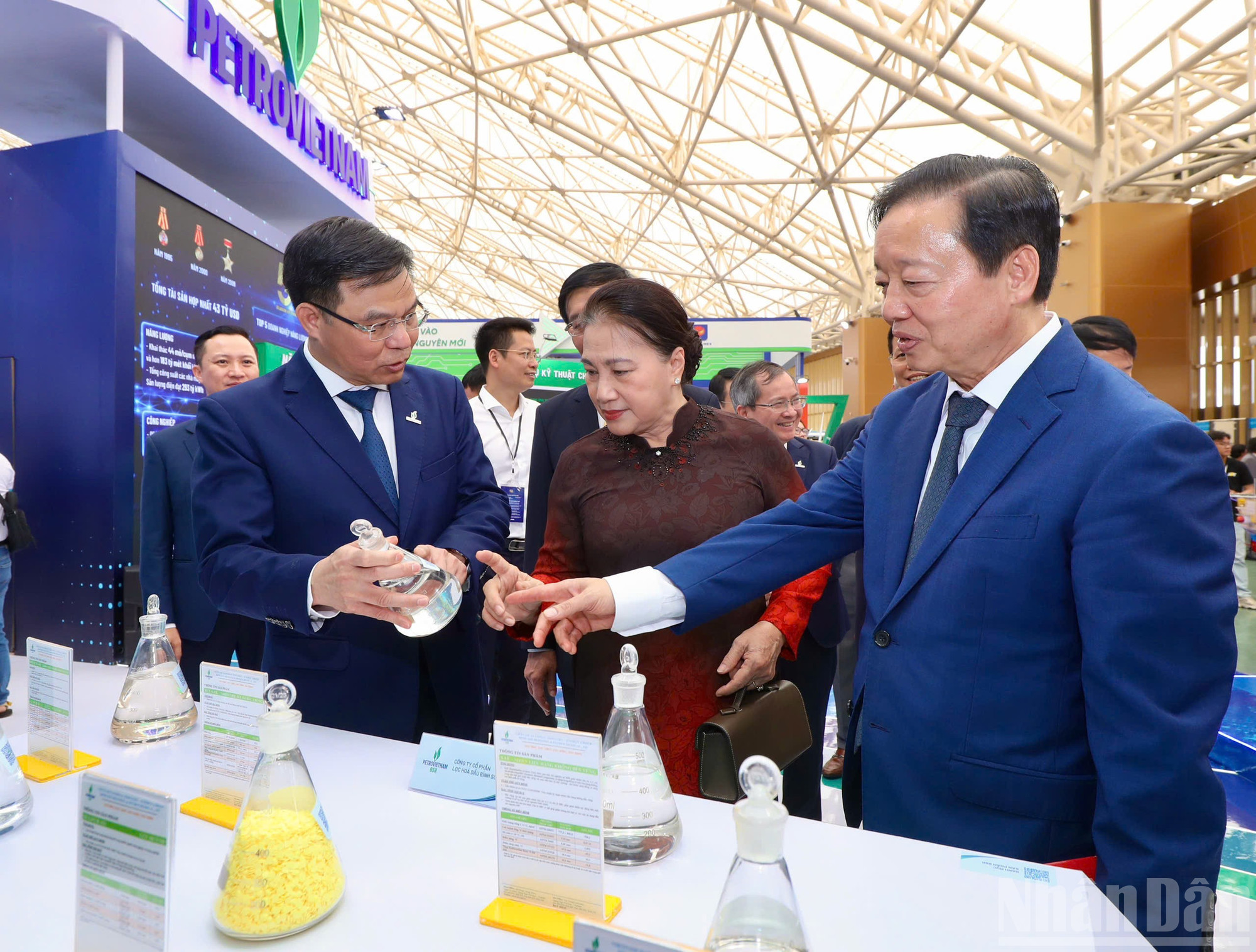 Nguyên Chủ tịch Quốc hội Nguyễn Thị Kim Ngân và Phó Thủ tướng Trần Hồng Hà tham quan gian trưng bày của các doanh nghiệp trong khuôn khổ triển lãm thành tựu đất nước. ndo_br_z6953096825596-97996a5e550a03b2b10d5de240fef554.jpg