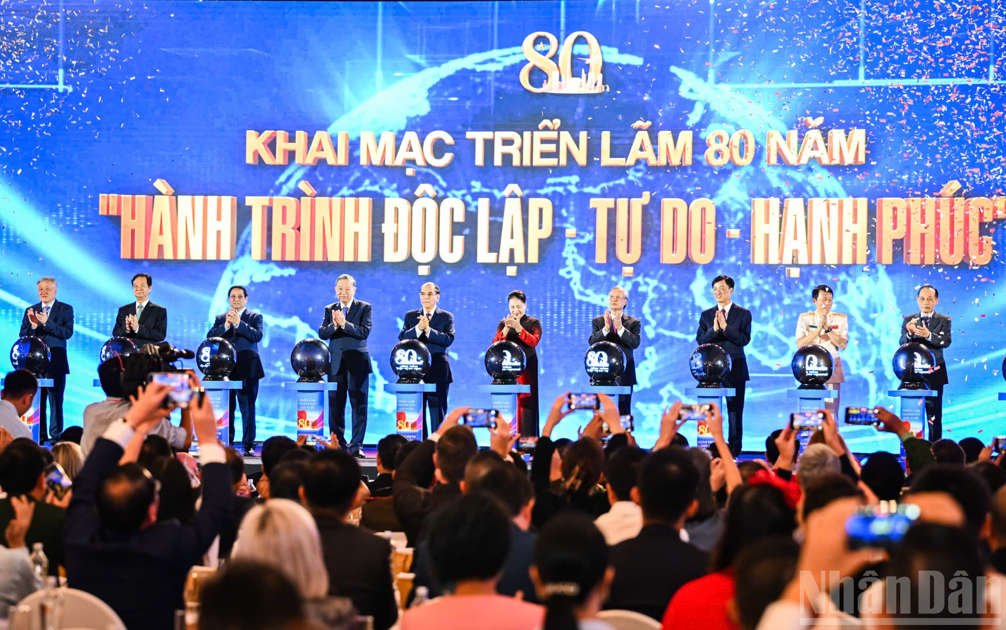 Các đồng chí lãnh đạo Đảng, Nhà nước và các đại biểu thực hiện nghi thức bấm nút khai mạc Triển lãm thành tựu đất nước "80 năm Hành trình Độc lập-Tự do-Hạnh phúc". ndo_br_z6952696699731-e400ffa23b6e2b256a9157b94e0cb101.jpg