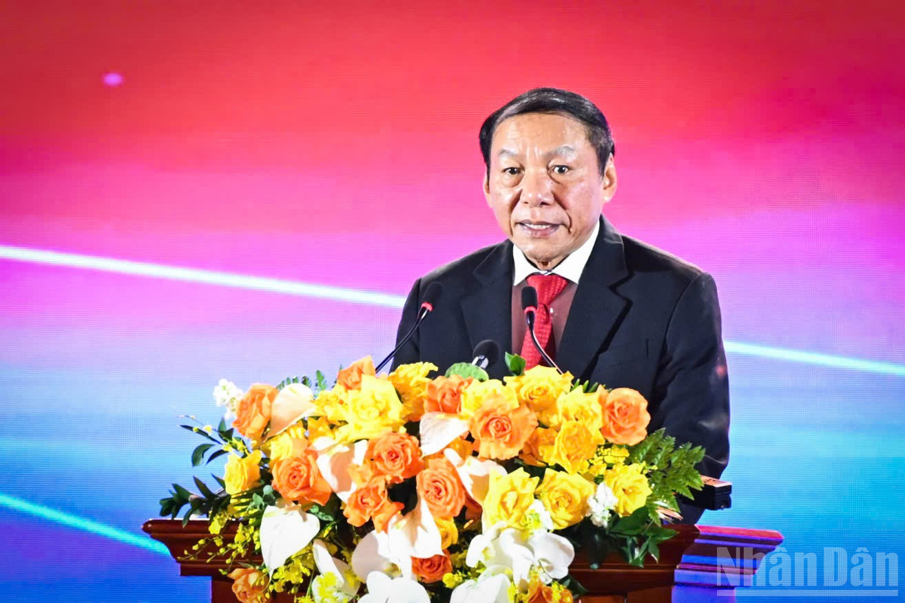 Bộ trưởng Văn hóa, Thể thao và Du lịch Nguyễn Văn Hùng báo cáo công tác chuẩn bị triển khai thực hiện Triển lãm. (Ảnh: THÀNH ĐẠT) ndo_br_z6952594000730-74856b22294a9c567f732b34e2da092d.jpg