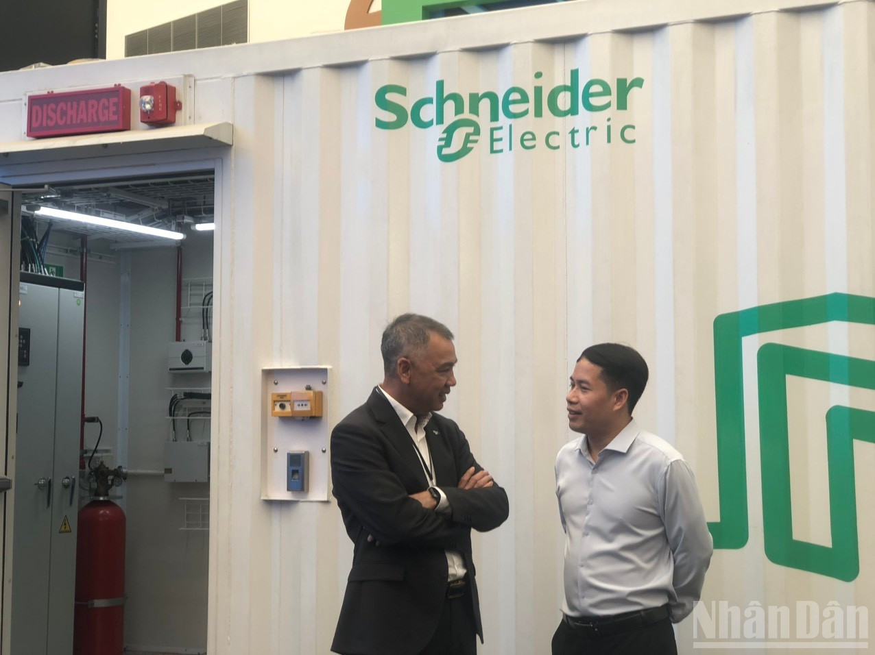 Ông Đồng Mai Lâm – Tổng Giám đốc Schneider Electric Việt Nam và Campuchia (bên trái) giới thiệu về trung tâm dữ liệu dạng module của Schneider Electric được đặt trong khu vực trưng bày của C12 – Trung tâm dữ liệu quốc gia, Bộ Công An. ndo_br_z6952955227609-899ce6efc033a82401ef9b4e26062c95.jpg