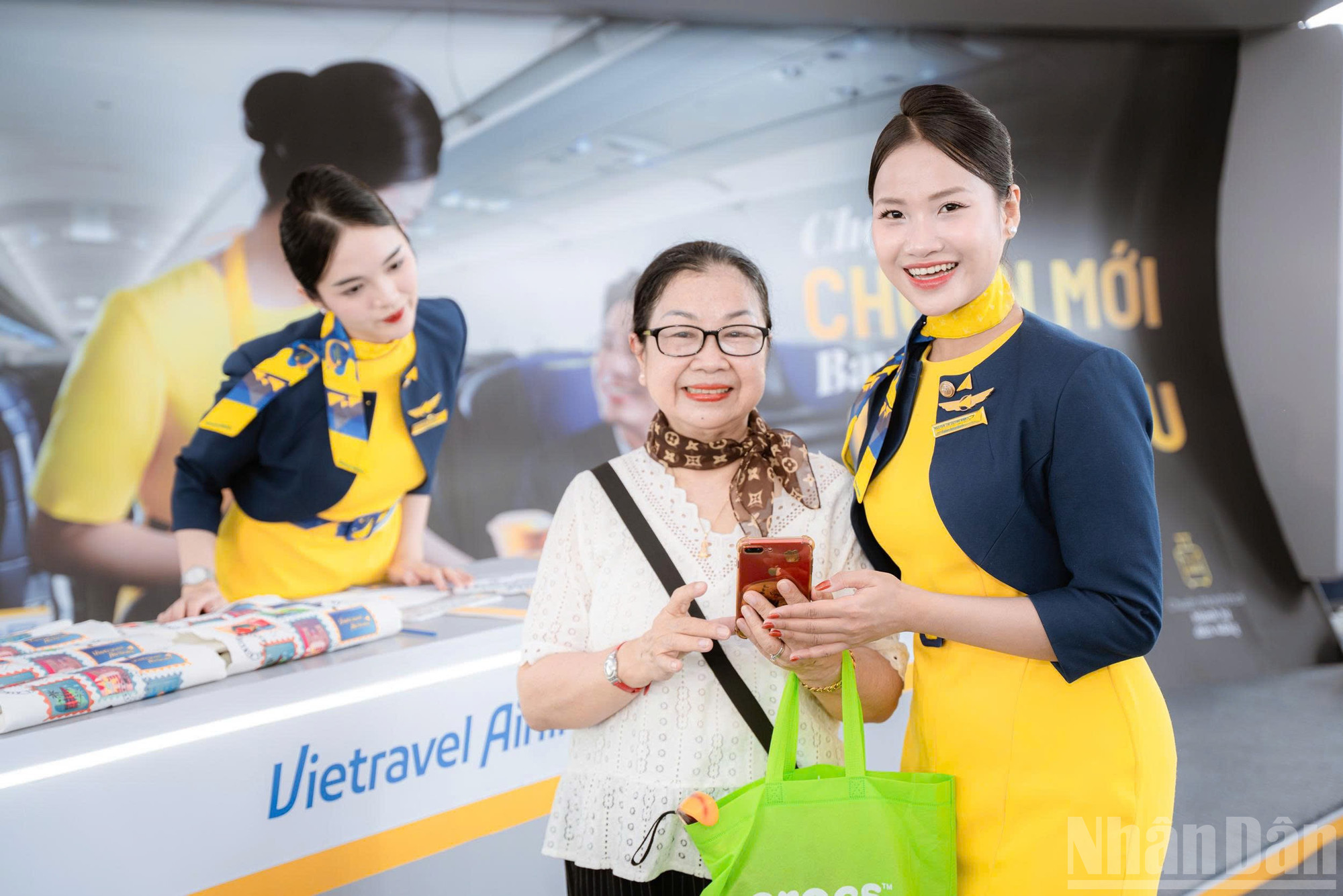 Khách tham quan trải nghiệm gian hàng của Vietravel Airlines tại triển lãm. ndo_br_z6953245340524-44f4b28d8c138f21e49a4fea39d20e68.jpg