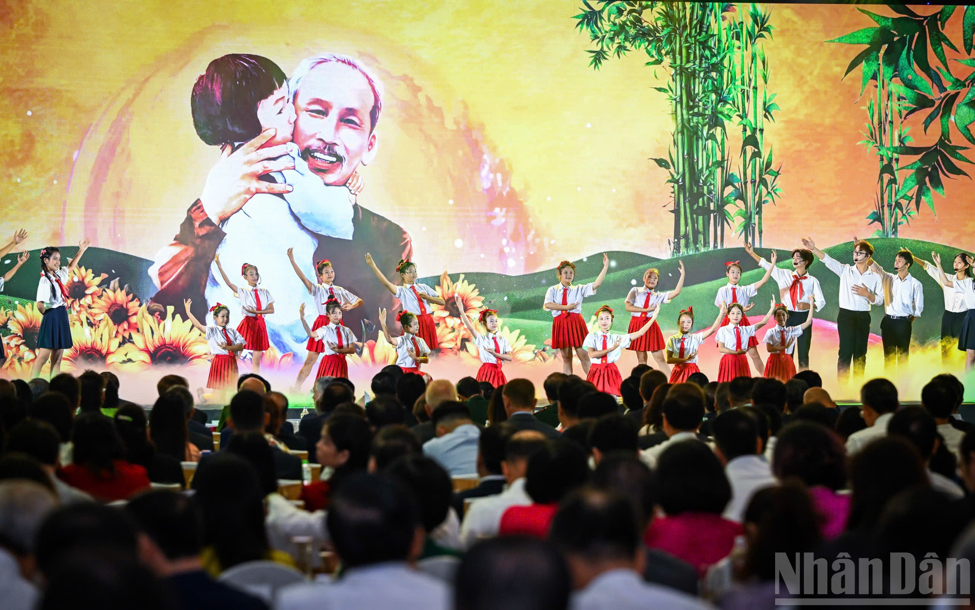 Tiết mục biểu diễn nghệ thuật trong Lễ khai mạc Triển lãm. (Ảnh: THÀNH ĐẠT) ndo_br_z6952453543547-5c6d0dcaeb47b03dde32d61cbda53af9.jpg