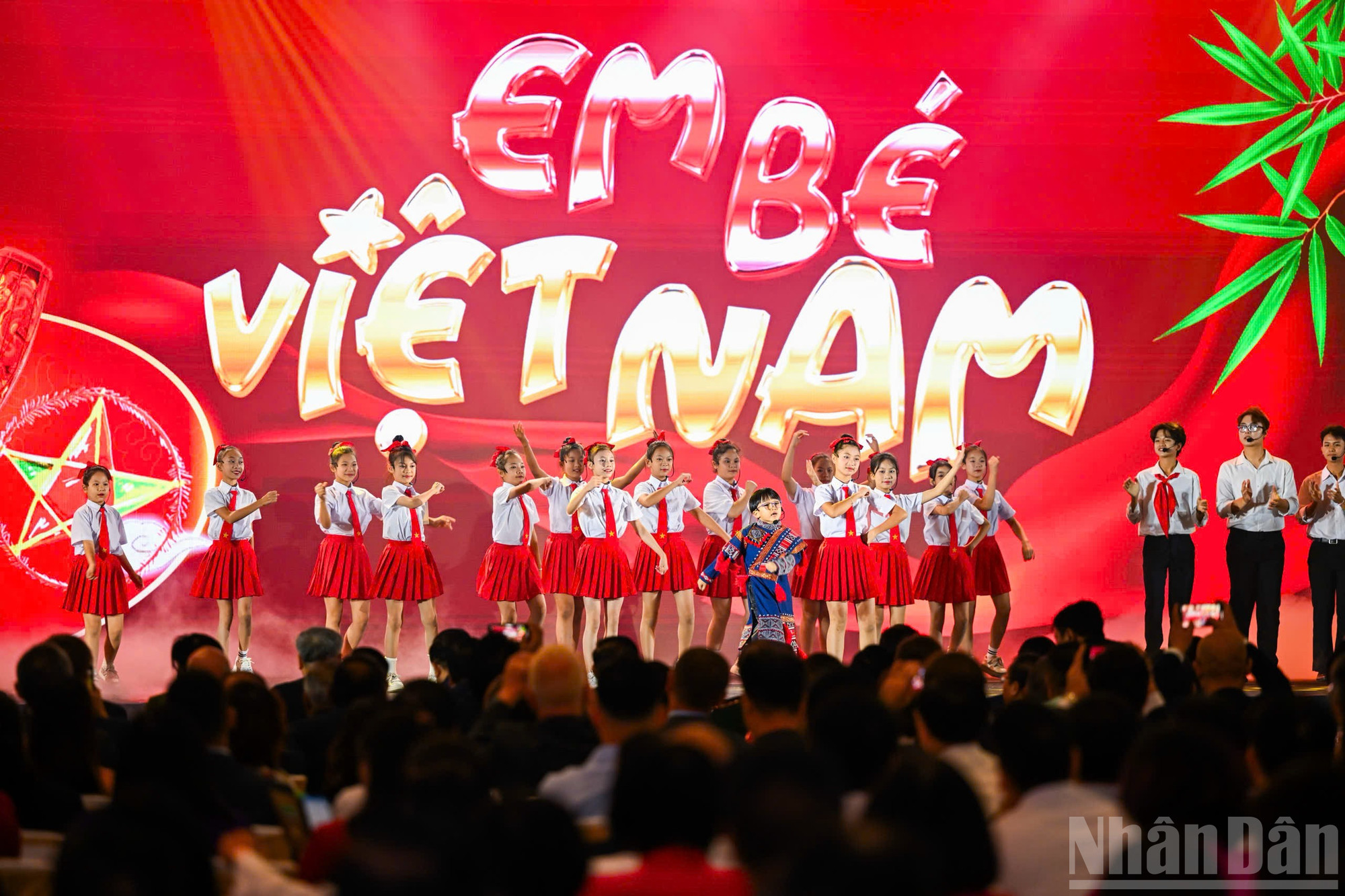 Các em thiếu nhi mang đến chương trình những tiết mục biểu diễn hết sức đặc sắc, cuốn hút người xem. ndo_br_z6952586746310-194775365750878df8cdc7f75333e7c6.jpg