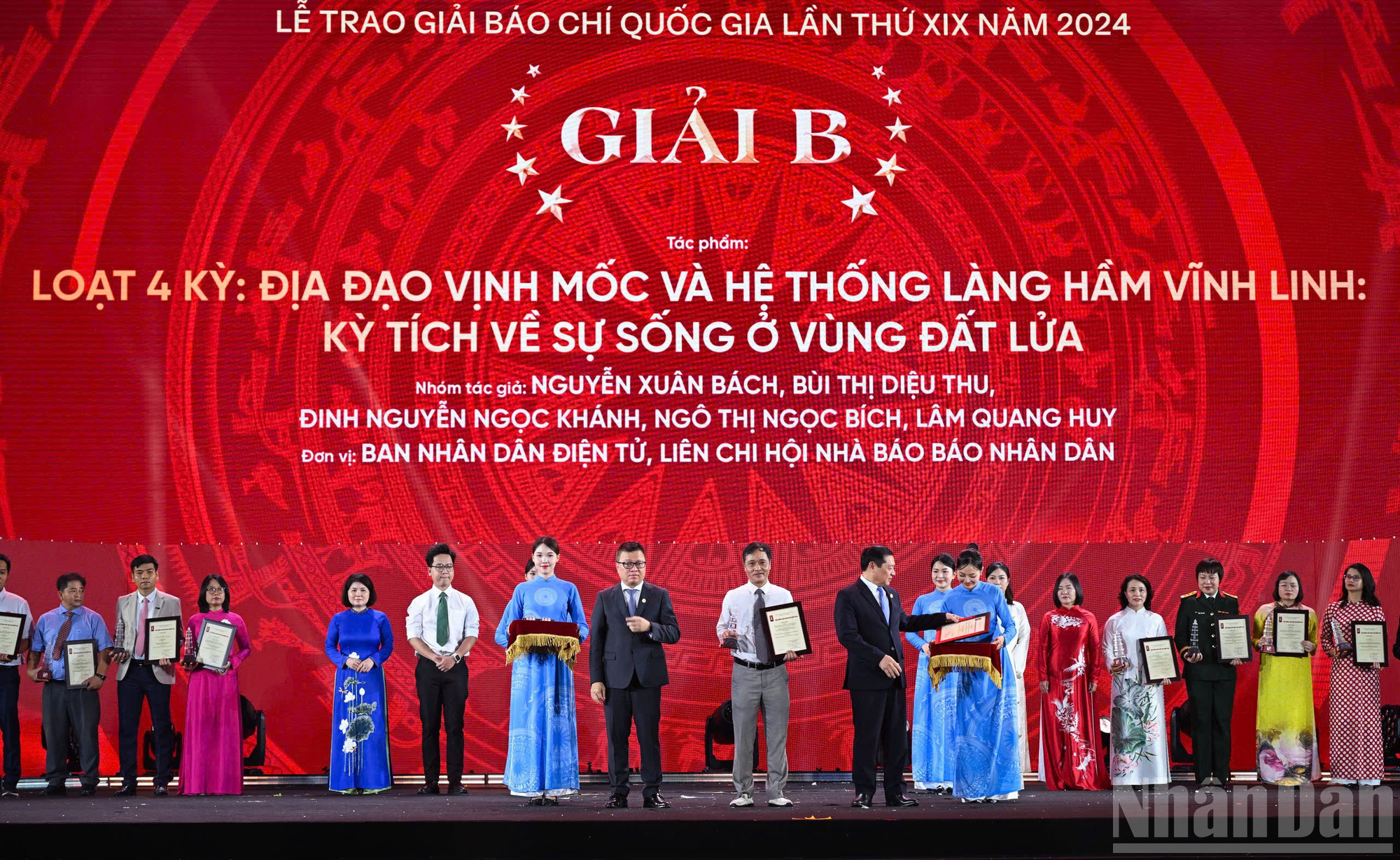 Trao giải B cho các tác giả, nhóm tác giả đoạt giải. ndo_br_z6729106056698-47d9f99978077e474e222c4d786b2b88.jpg