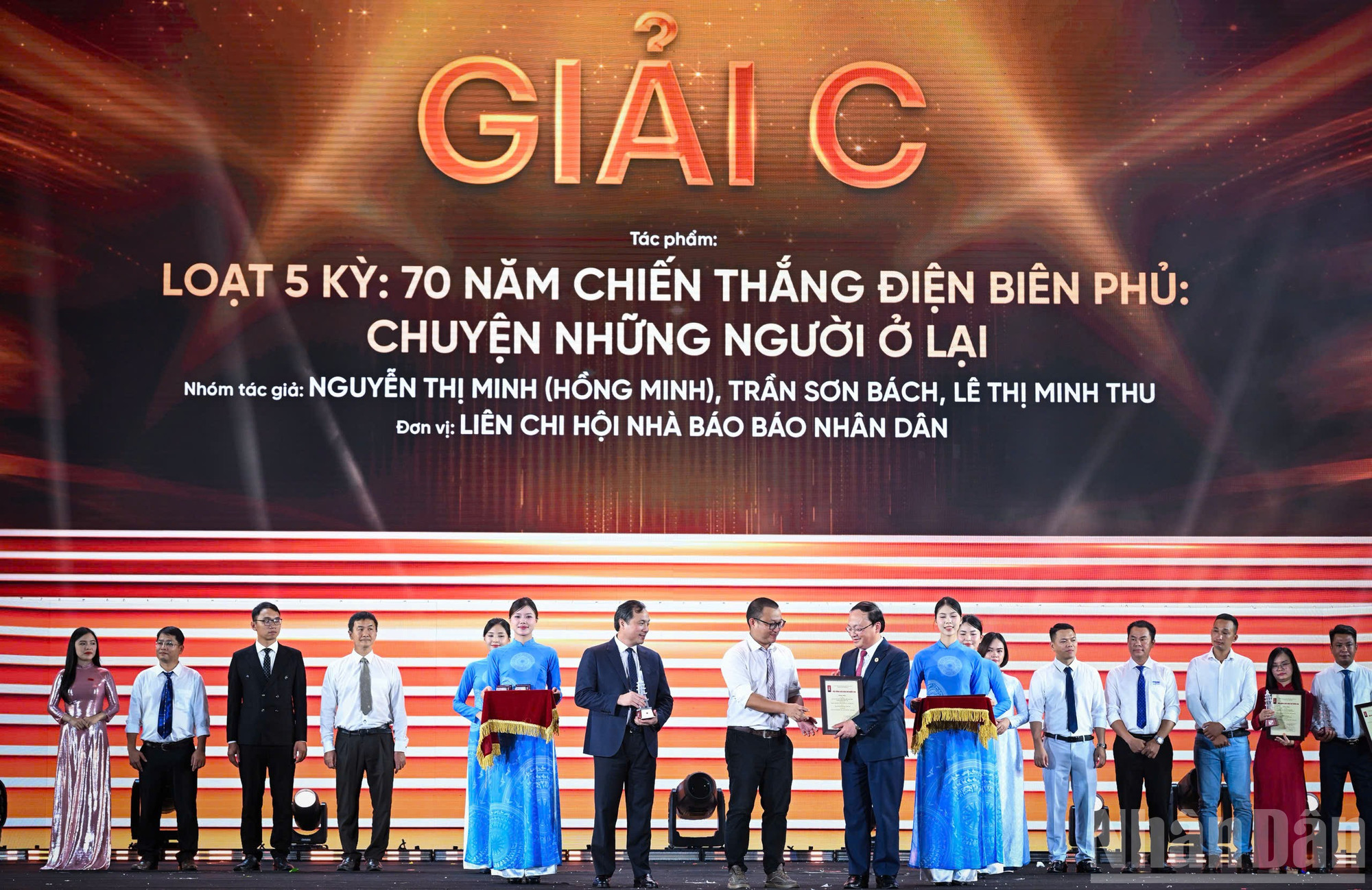 Trao giải C cho các tác giả, nhóm tác giả đoạt giải. ndo_br_z6729051994733-eaa6356bc32182dcccca8c435afc6f0d.jpg