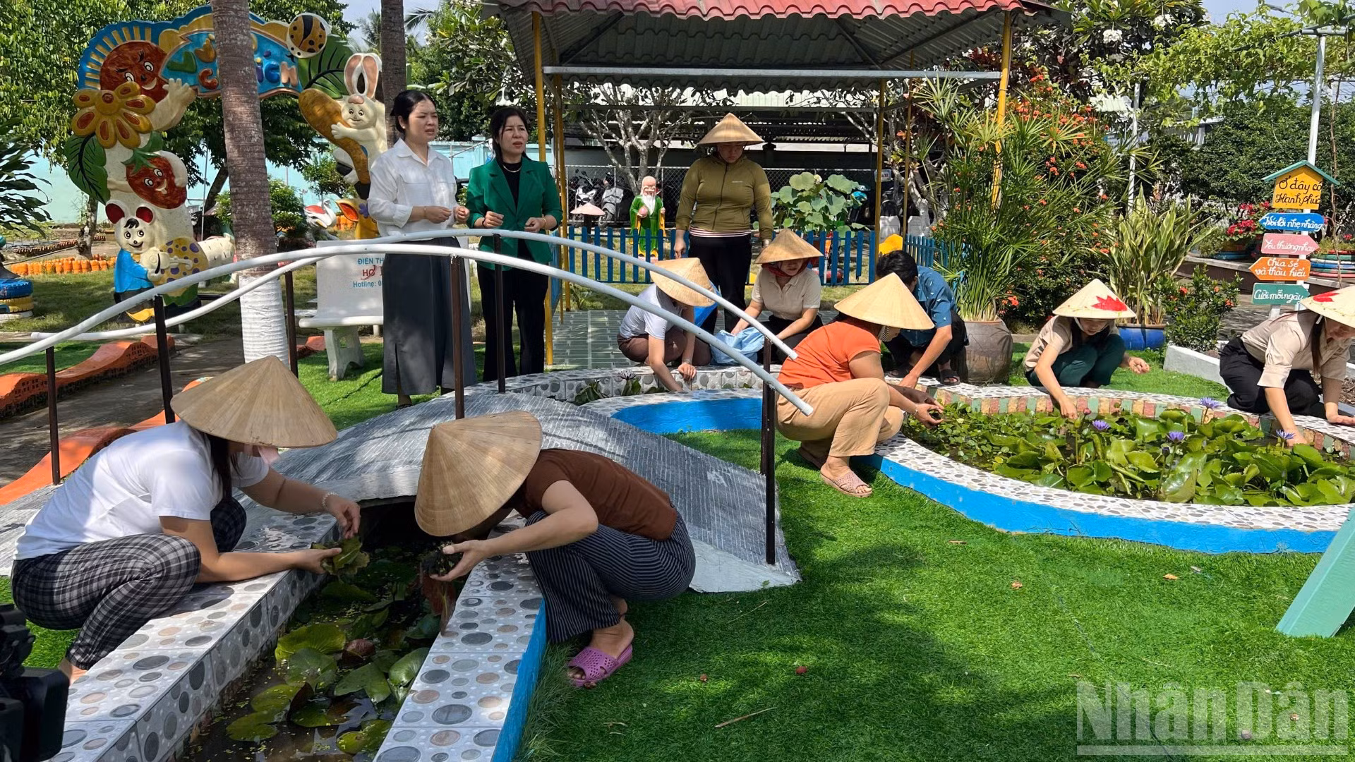 Giáo viên Trường Mầm non Vĩnh Kim vệ sinh trường lớp chuẩn bị cho năm học mới. (Ảnh: THU THỦY)