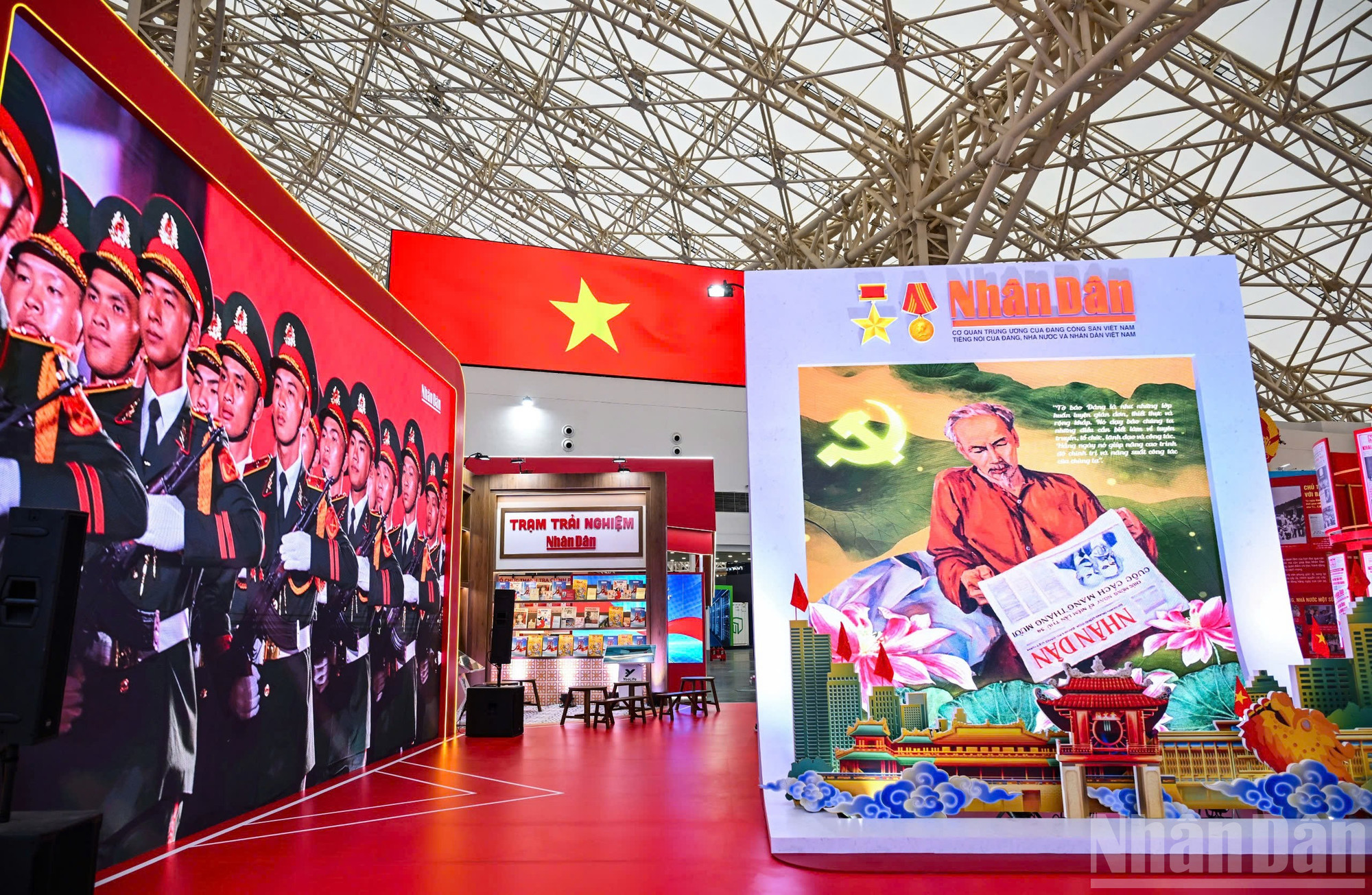 Hình ảnh Bác Hồ đọc Báo Nhân Dân được thể hiện trang trọng, kèm theo câu trích của Bác về việc đọc báo Đảng. ndo_br_z6949927651983-30a33dc1baf227881e2f38ef2b300ebe.jpg