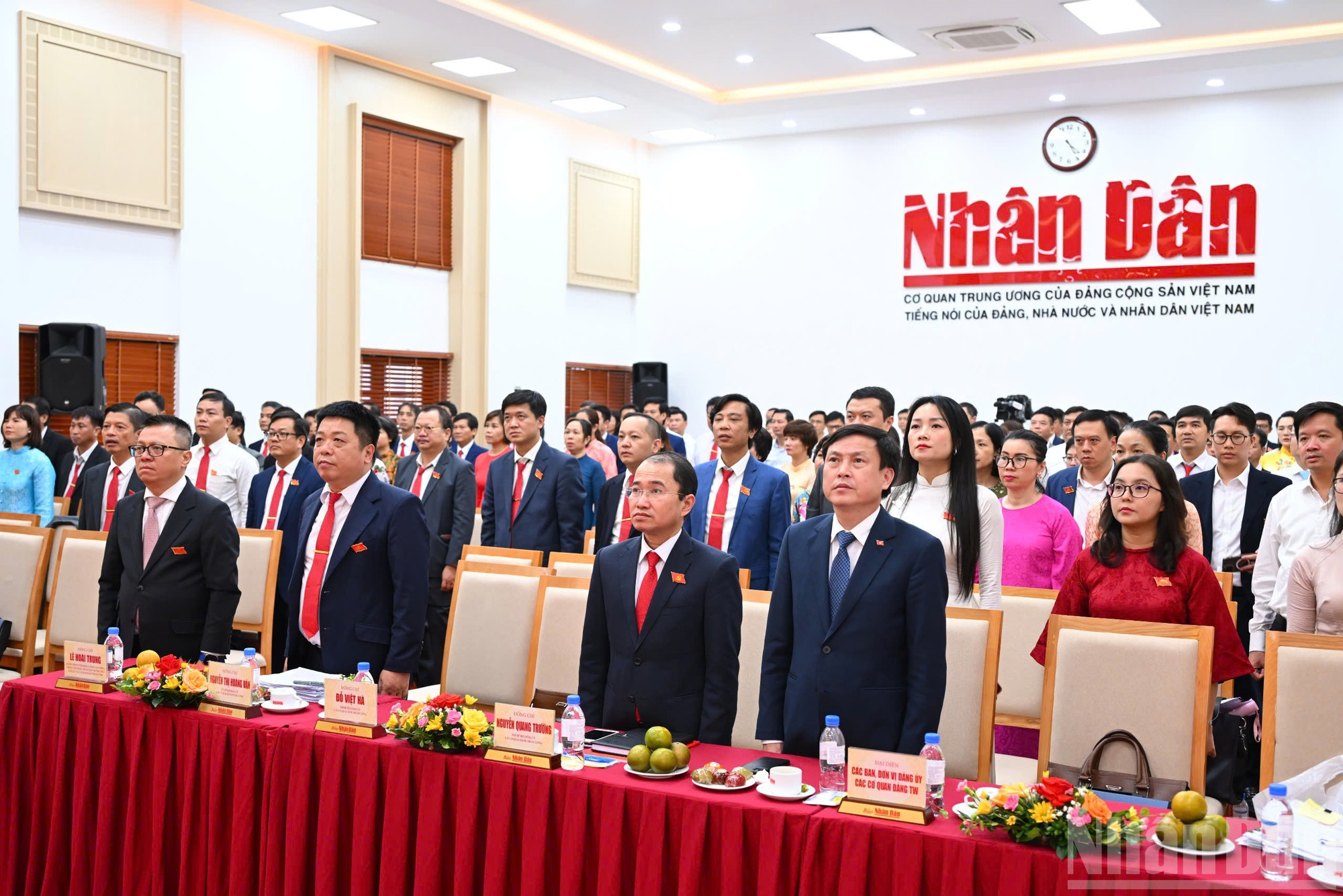 Các đại biểu làm lễ chào cờ. Đại hội đại biểu Đảng bộ Báo Nhân Dân lần thứ XXIX, nhiệm kỳ 2025-2030 thành công tốt đẹp. ndo_br_z6950559658314-27087aab1bca92c37ac06c0029c6451c.jpg