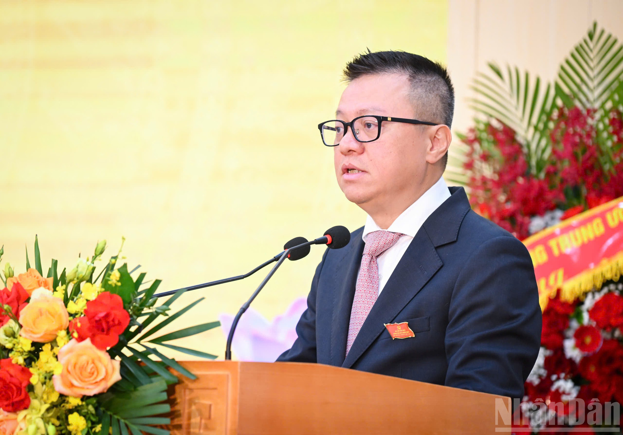 Đồng chí Lê Quốc Minh, Ủy viên Trung ương Đảng, Ủy viên Ban Thường vụ Đảng ủy các cơ quan Đảng Trung ương, Bí thư Đảng ủy, Tổng Biên tập Báo Nhân Dân, Phó Trưởng ban Tuyên giáo và Dân vận Trung ương, Chủ tịch Hội Nhà báo Việt Nam phát biểu khai mạc Đại hội. ndo_br_z6948945686252-a1304535b12af6c9b0f8c08b4c14c571.jpg