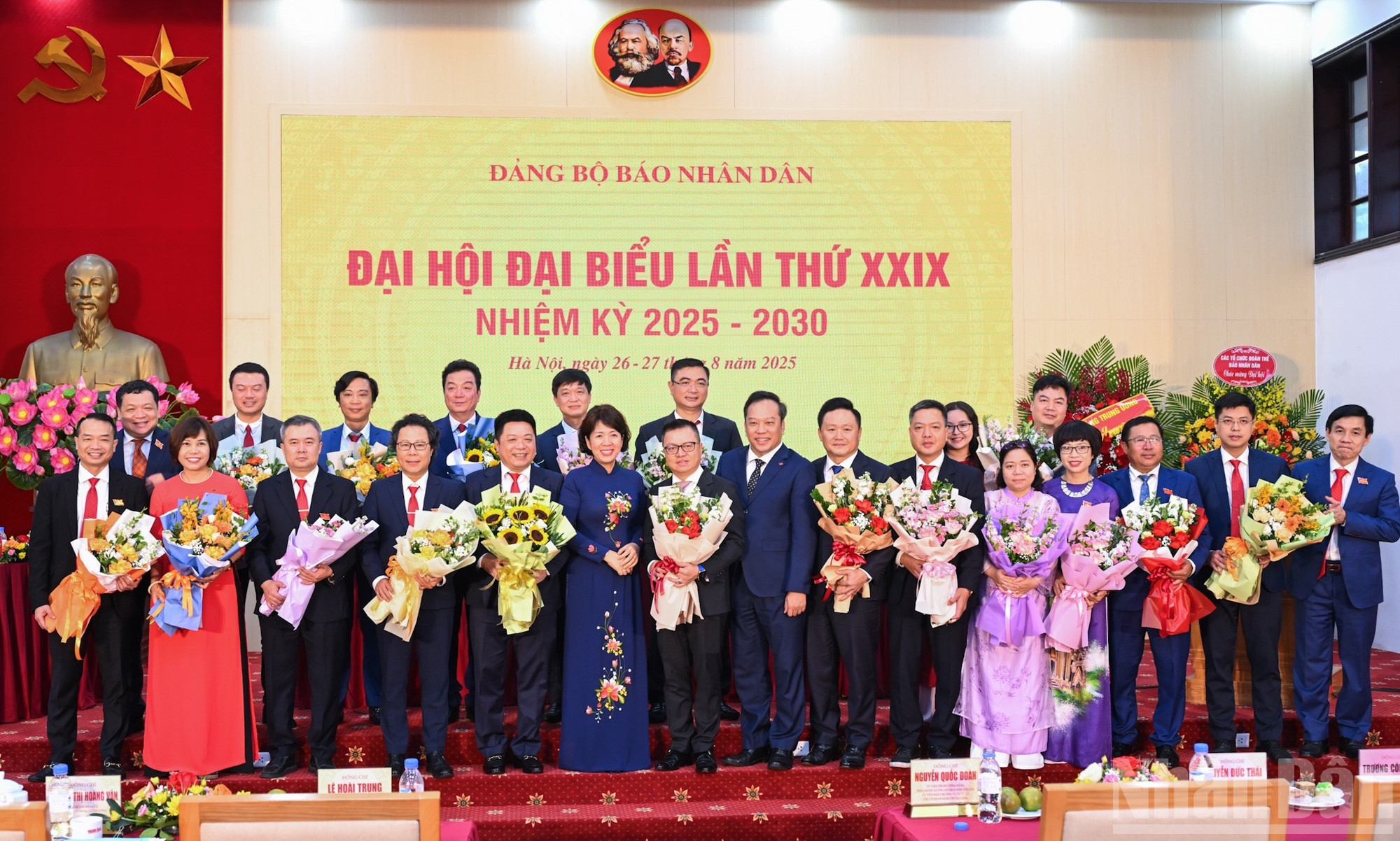 Ban Chấp hành Đảng bộ Báo Nhân Dân khóa XXIX, nhiệm kỳ 2025-2030 ra mắt Đại hội. ndo_br_z6949654596911-a5b303f09ba34586fc14a4d3bc66f78b.jpg