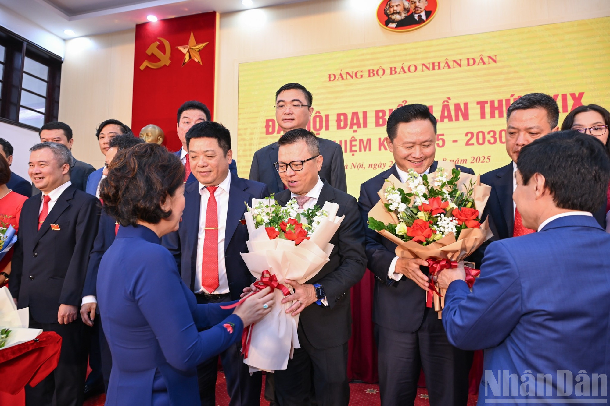 Các đại biểu tặng hoa chúc mừng Ban Chấp hành Đảng bộ Báo Nhân Dân khóa XXIX, nhiệm kỳ 2025-2030. ndo_br_z6949654615037-9b625dc85f2e0ed1e564e3b40e51dd15.jpg