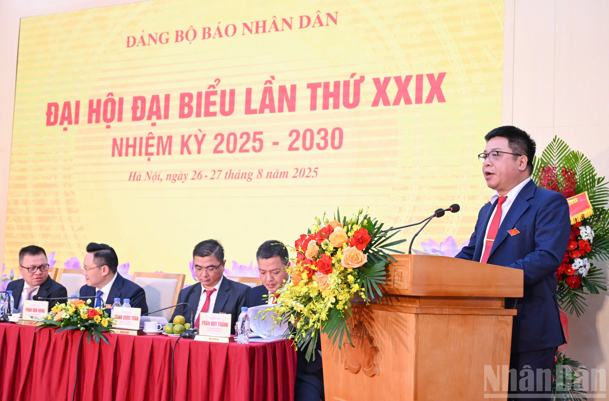 Đồng chí Quế Đình Nguyên, Phó Bí thư, Trưởng Ban Tổ chức Đảng ủy nhiệm kỳ 2020-2025, Phó Tổng Biên tập Báo Nhân Dân trình bày dự thảo Báo cáo chính trị của Ban Chấp hành Đảng bộ Báo Nhân Dân khóa XXVIII, nhiệm kỳ 2020-2025. ndo_br_z6949180237795-70a33716def1d6181fefdb030b00b823.jpg