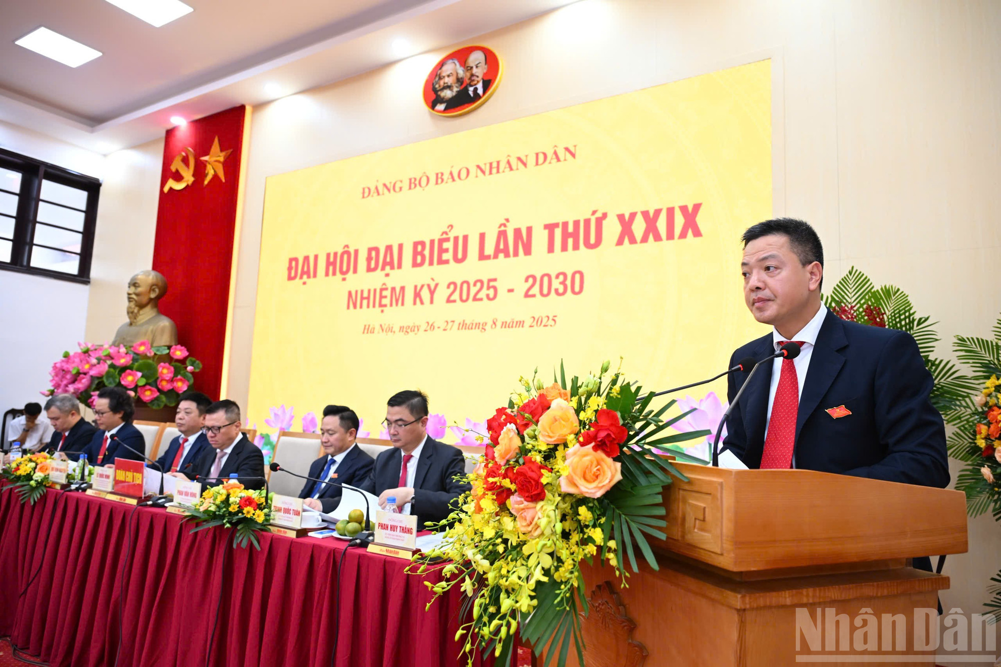 Đồng chí Phan Huy Thắng, Ủy viên Ban Thường vụ Đảng ủy nhiệm kỳ 2020-2025, Ủy viên Ban Biên tập, Trưởng Ban Thư ký – Biên tập thay mặt Đoàn Chủ tịch lên trình bày Đề án nhân sự đại biểu dự Đại hội đại biểu Đảng bộ các cơ quan Đảng Trung ương lần thứ I, nhiệm kỳ 2025-2030. Sau đó, Đại hội đã bầu 21 đại biểu chính thức và 2 đại biểu dự khuyết đi dự Đại hội đại biểu Đảng bộ các cơ quan Đảng Trung ương lần thứ I, nhiệm kỳ 2025-2030. ndo_br_z6950164850438-c7deebdffaf0590828e67ec5d526db78.jpg
