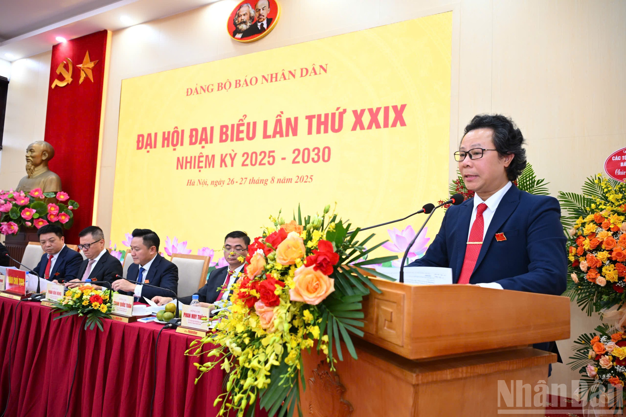 Đồng chí Vũ Mai Hoàng, Ủy viên Ban Thường vụ, Trưởng Ban Tuyên giáo và Dân vận Đảng ủy nhiệm kỳ 2020-2025, Trưởng Ban Công nghệ thay mặt Đoàn Chủ tịch lên báo cáo kết quả Hội nghị lần thứ nhất Ban Chấp hành Đảng bộ Báo Nhân Dân nhiệm kỳ 2025–2030. Theo đó, Hội nghị đã bầu Ban Thường vụ Đảng ủy Báo Nhân Dân gồm 7 đồng chí; bầu Bí thư Đảng ủy Báo Nhân Dân nhiệm kỳ 2025-2030 là đồng chí Lê Quốc Minh; bầu Phó Bí thư Đảng ủy Báo Nhân Dân nhiệm kỳ 2025-2030 là đồng chí Quế Đình Nguyên; bầu Chủ nhiệm Ủy ban Kiểm tra Đảng ủy Báo Nhân Dân nhiệm kỳ 2025-2030 là đồng chí Đinh Song Linh. ndo_br_z6950164841934-7ce0989e7fd4c7b7536ac0579a618451.jpg