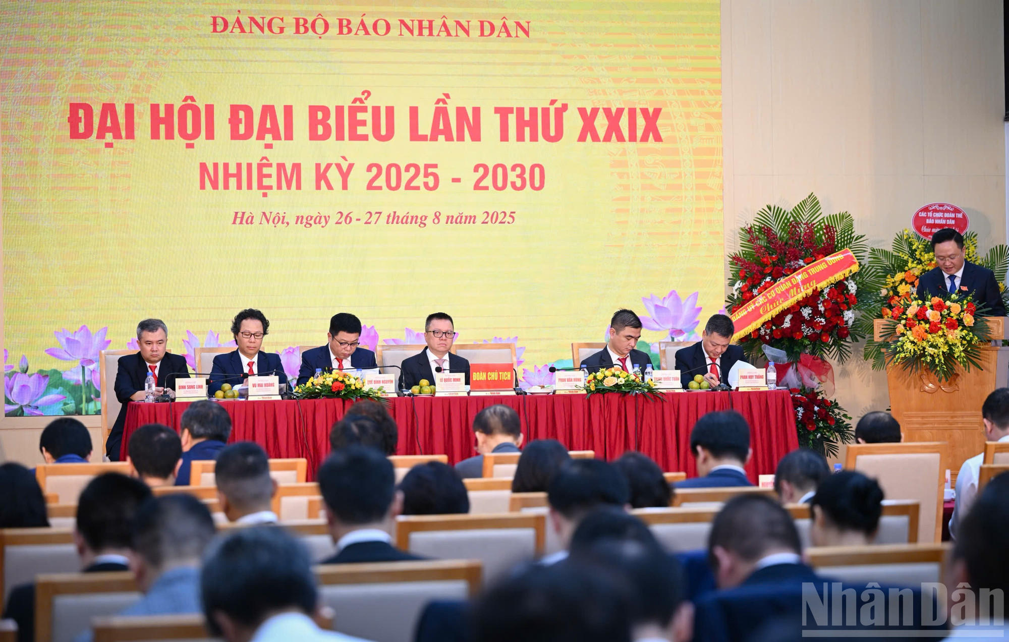 Đồng chí Phan Văn Hùng, Ủy viên Ban Thường vụ Đảng ủy, Phó Tổng Biên tập Báo Nhân Dân trình bày dự thảo Báo cáo kiểm điểm công tác lãnh đạo, chỉ đạo của Ban Chấp hành Đảng bộ Báo Nhân Dân khóa XXVIII, nhiệm kỳ 2020-2025. ndo_br_z6949180197854-97cdf62703f31edaa1db3e30bcab4172.jpg