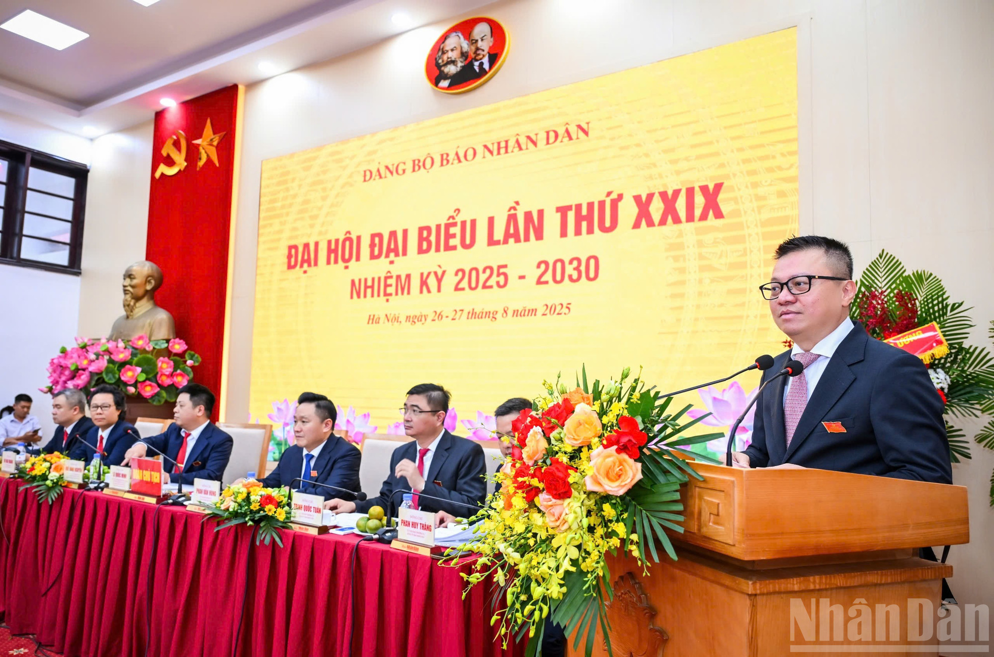 Đồng chí Lê Quốc Minh, Ủy viên Trung ương Đảng, Ủy viên Ban Thường vụ Đảng ủy các cơ quan Đảng Trung ương, Bí thư Đảng ủy, Tổng Biên tập Báo Nhân Dân, Phó Trưởng ban Tuyên giáo và Dân vận Trung ương, Chủ tịch Hội Nhà báo Việt Nam phát biểu bế mạc Đại hội. ndo_br_z6950558828100-5ca86f8f98acb43e9ccf9e790123b2df.jpg