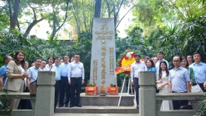Đoàn Hội Nhà báo Việt Nam dâng hương, dâng hoa tưởng niệm liệt sĩ Phạm Hồng Thái ở nghĩa trang Hoàng Hoa Cương.