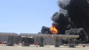 Kho nhiên liệu bị tấn công ở Port Sudan, Sudan. (Ảnh: TÂN HOA XÃ)