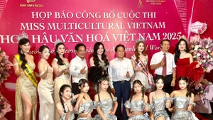 Ban tổ chức, ban giám khảo chụp ảnh lưu niệm tại buổi họp báo.
