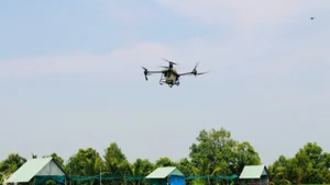 Sử dụng thiết bị bay không người lái (drone) phun thuốc bảo vệ thực vật tại huyện Tháp Mười, tỉnh Đồng Tháp. (Ảnh: MINH ANH)