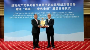 Tổng Lãnh sự Hoàng Minh Sơn trao tặng phẩm cho đại diện Chính quyền nhân dân thành phố Côn Minh.