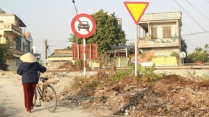 Cần xử lý dứt điểm các lối đi tự mở qua đường sắt.