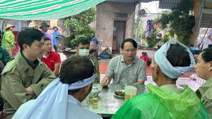 Lãnh đạo xã Thiệu Hóa đến thăm hỏi, động viên gia đình.