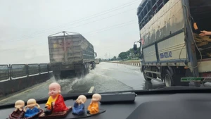 Quốc lộ 1A đoạn qua Thanh Hóa ngập sâu.